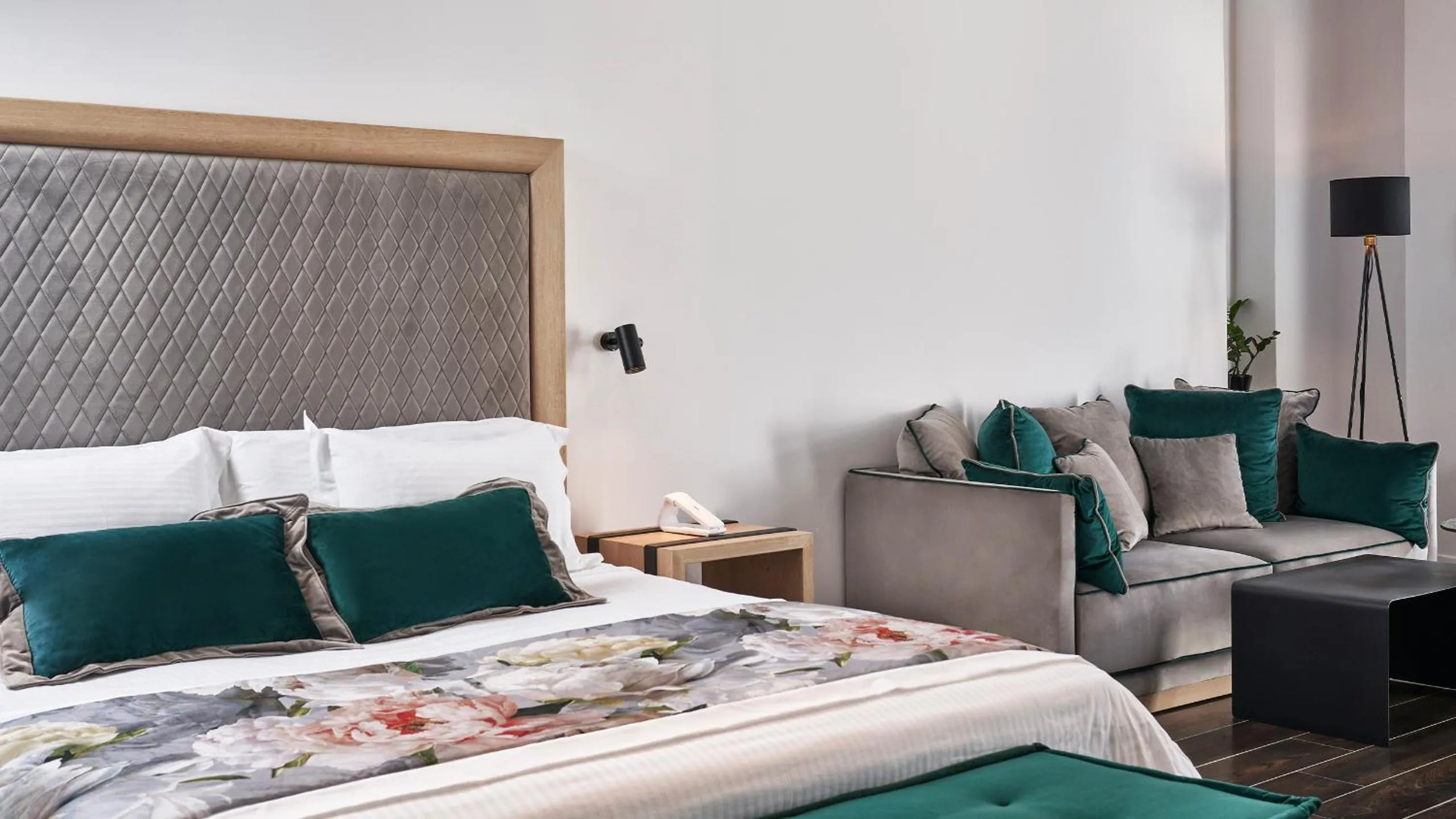 Bed in Katikies Garden Santorini - The Leading Hotels Of The World