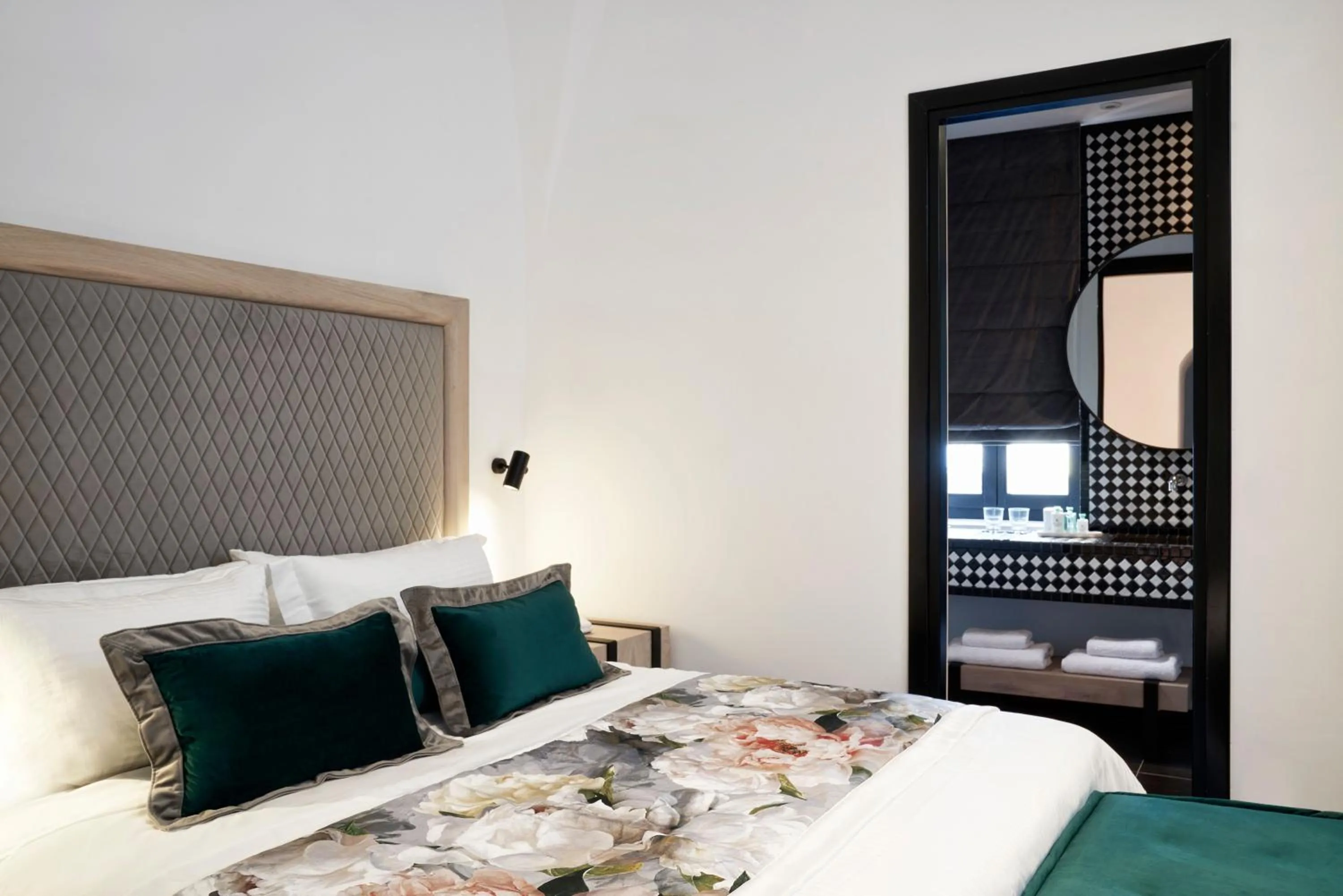 Bedroom, Bed in Katikies Garden Santorini - The Leading Hotels Of The World