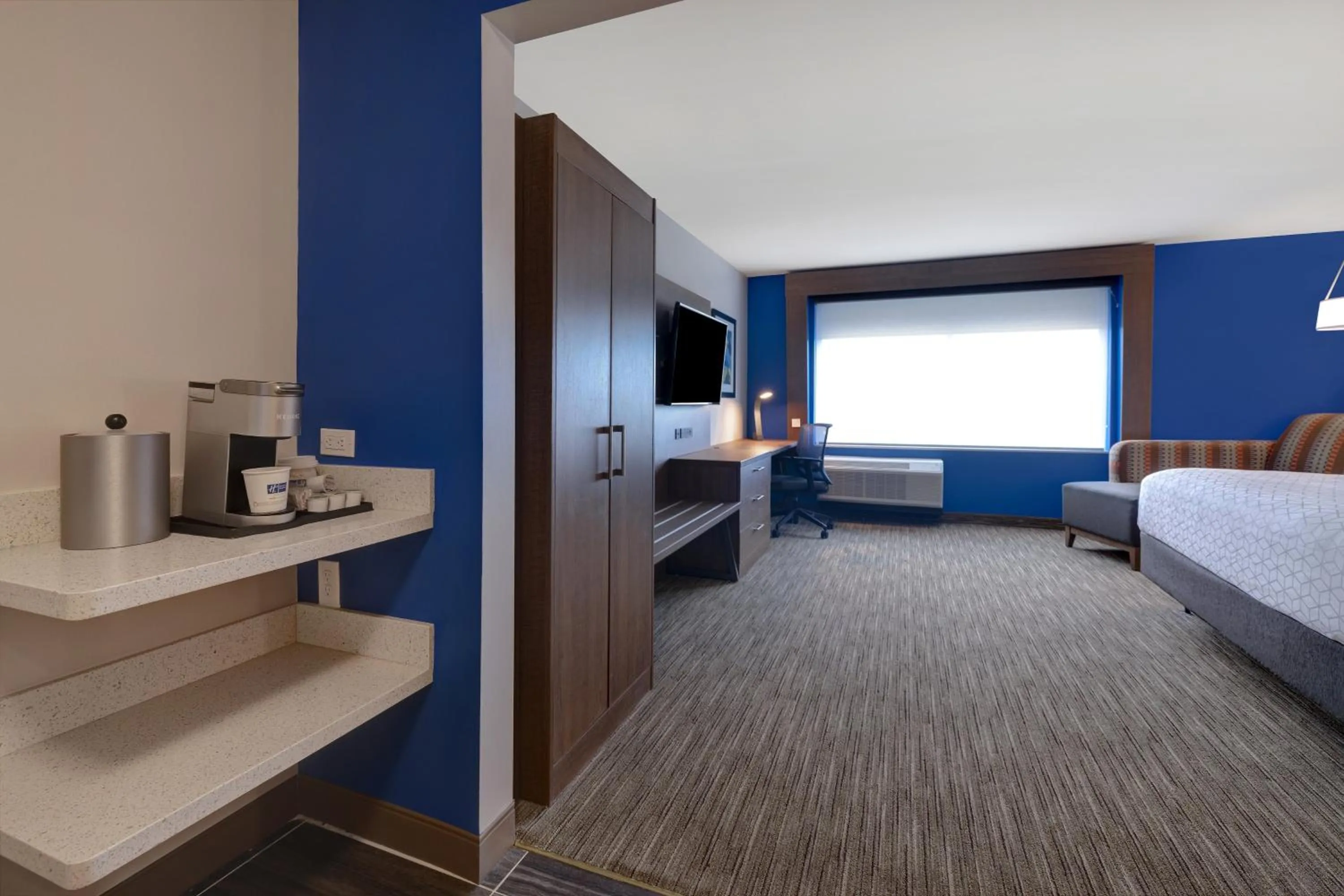 Photo of the whole room, Bed in Holiday Inn Express & Suites - Brighton by IHG