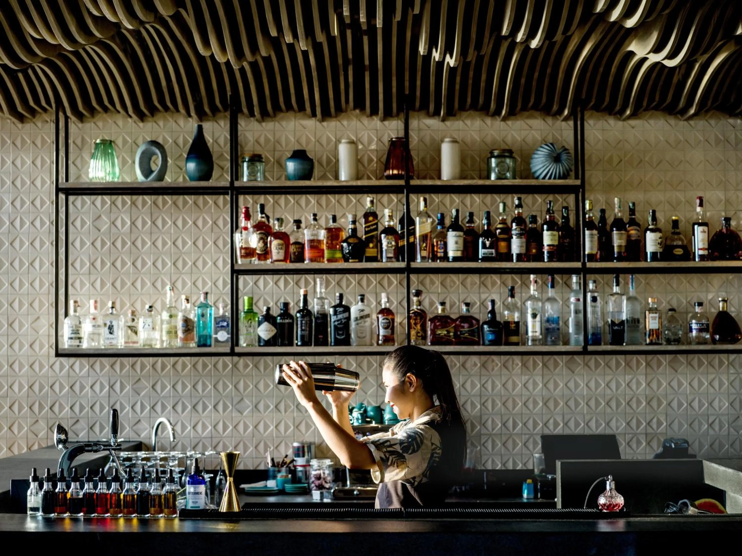 Lounge or bar in InterContinental Phuket Resort by IHG