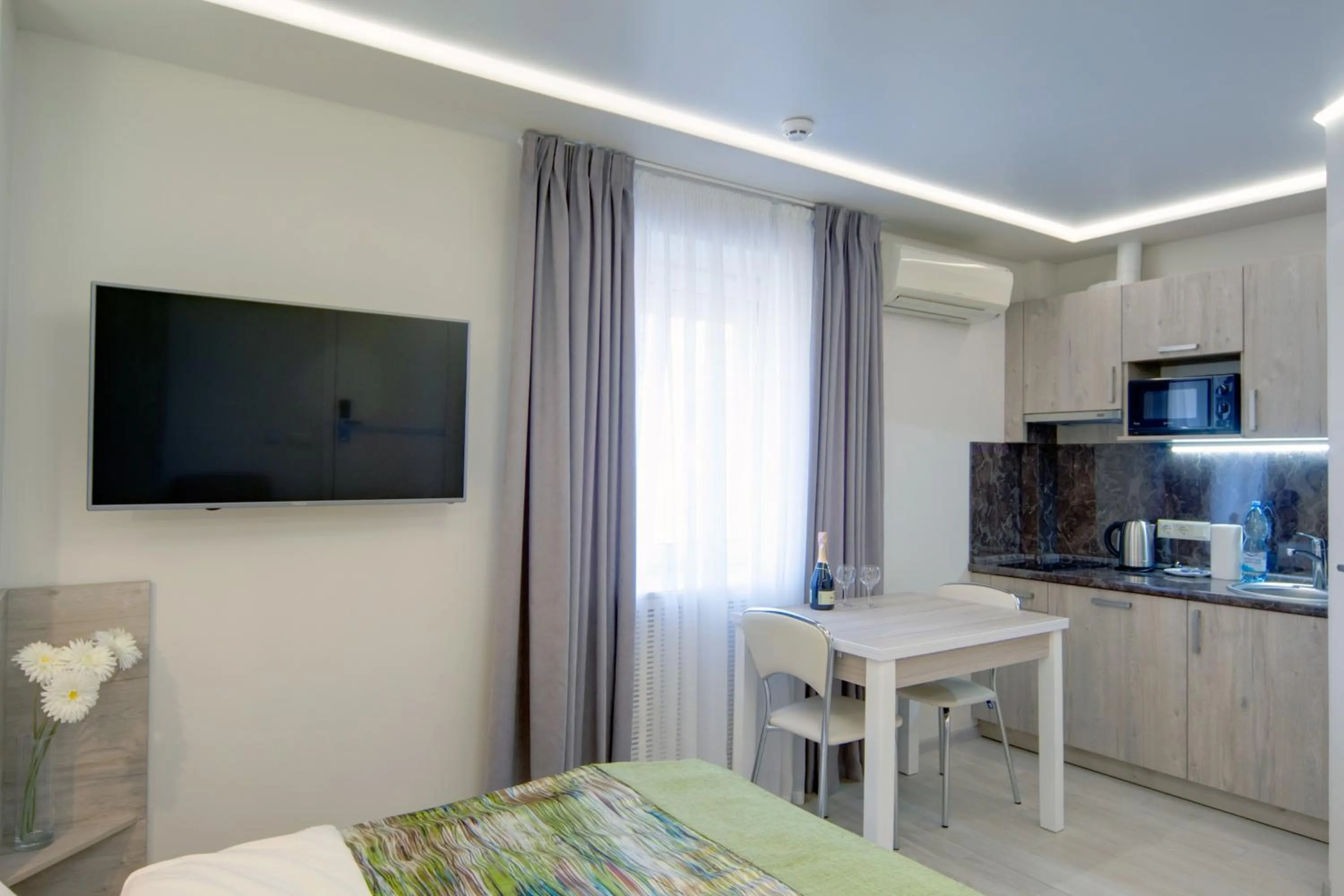 Communal lounge/ TV room in Arena Summit Apart Hotel