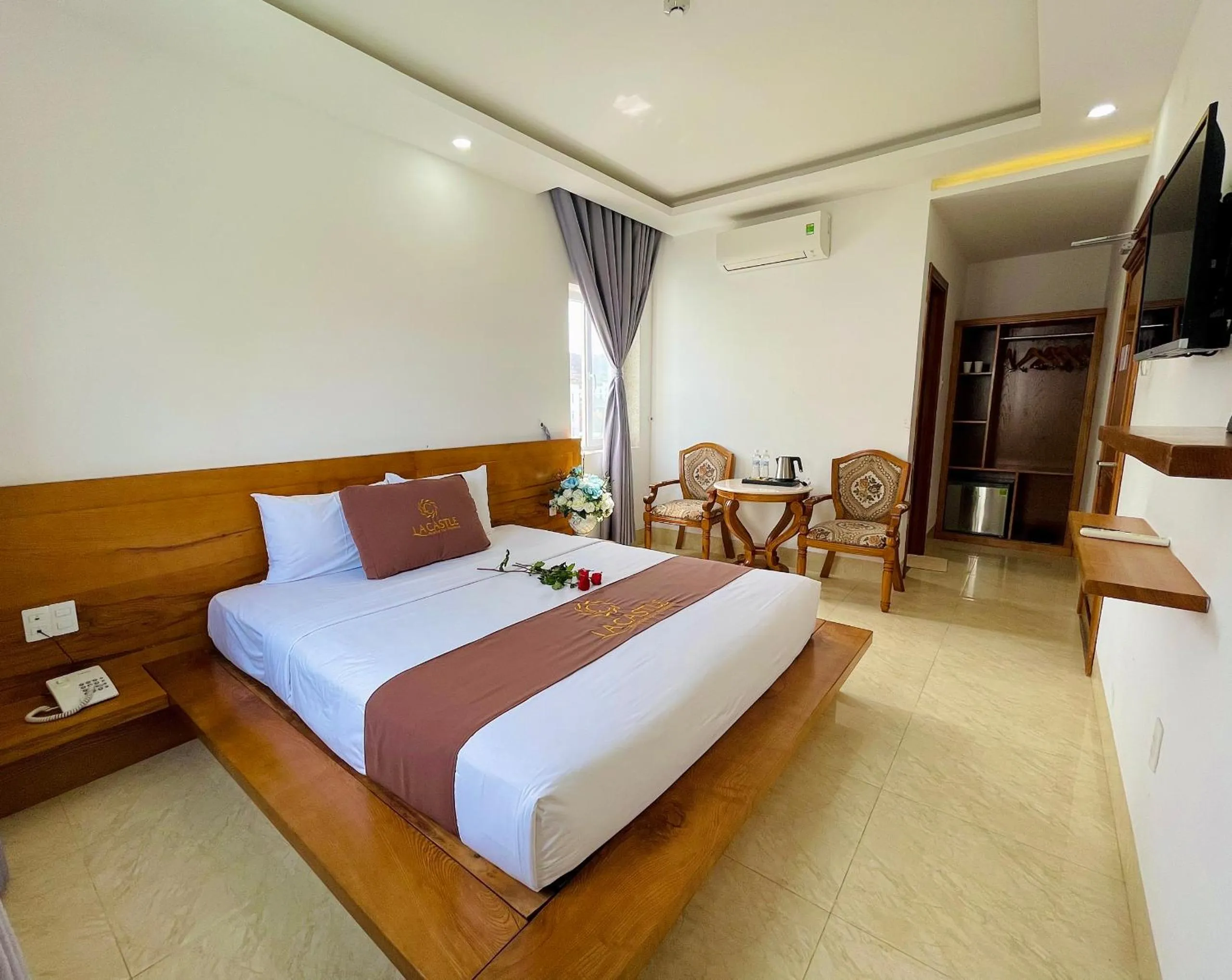 Photo of the whole room, Bed in La Castle