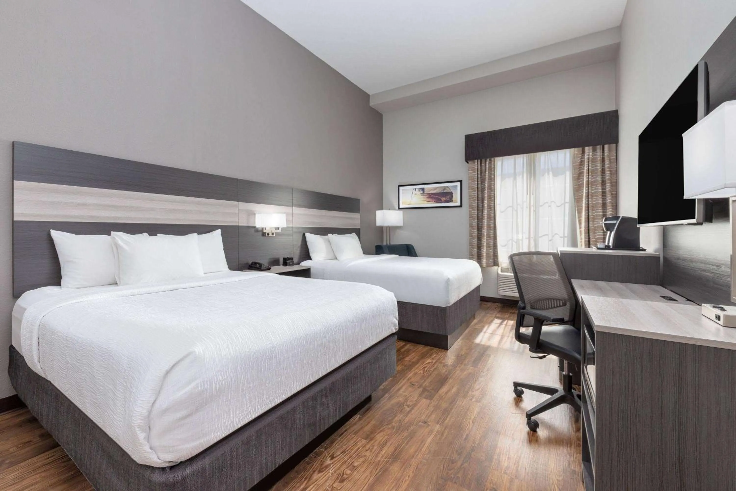 Photo of the whole room, Bed in La Quinta by Wyndham Allen at The Village