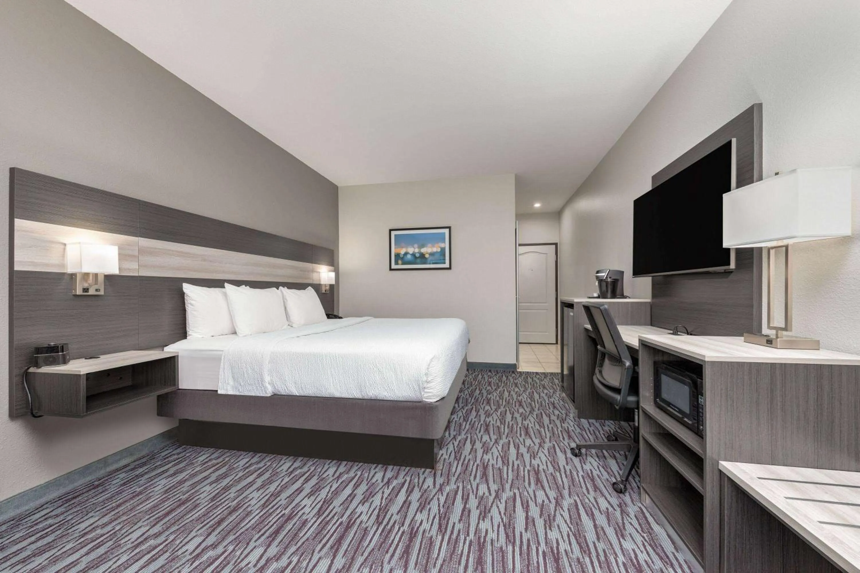 Photo of the whole room, Bed in La Quinta by Wyndham Allen at The Village