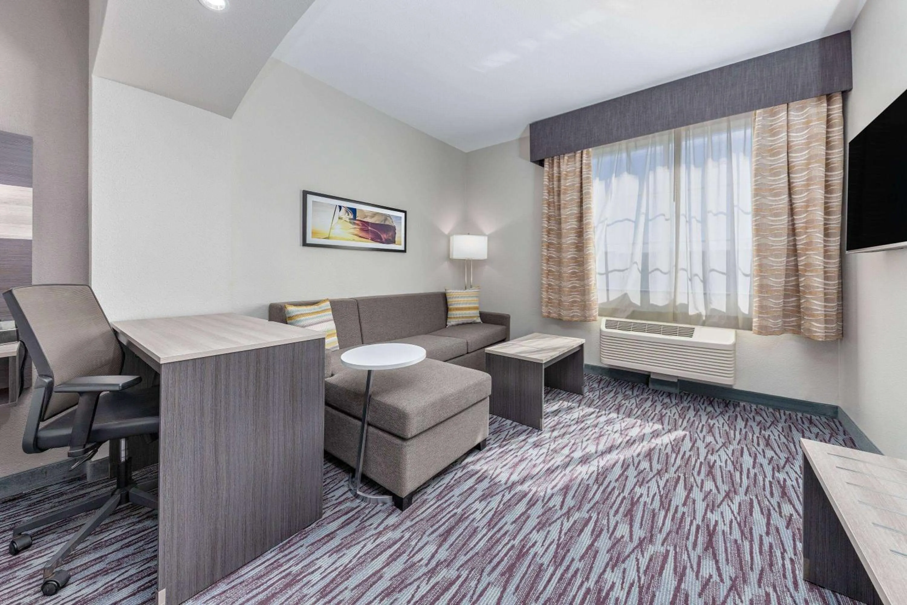 Photo of the whole room, Bed in La Quinta by Wyndham Allen at The Village