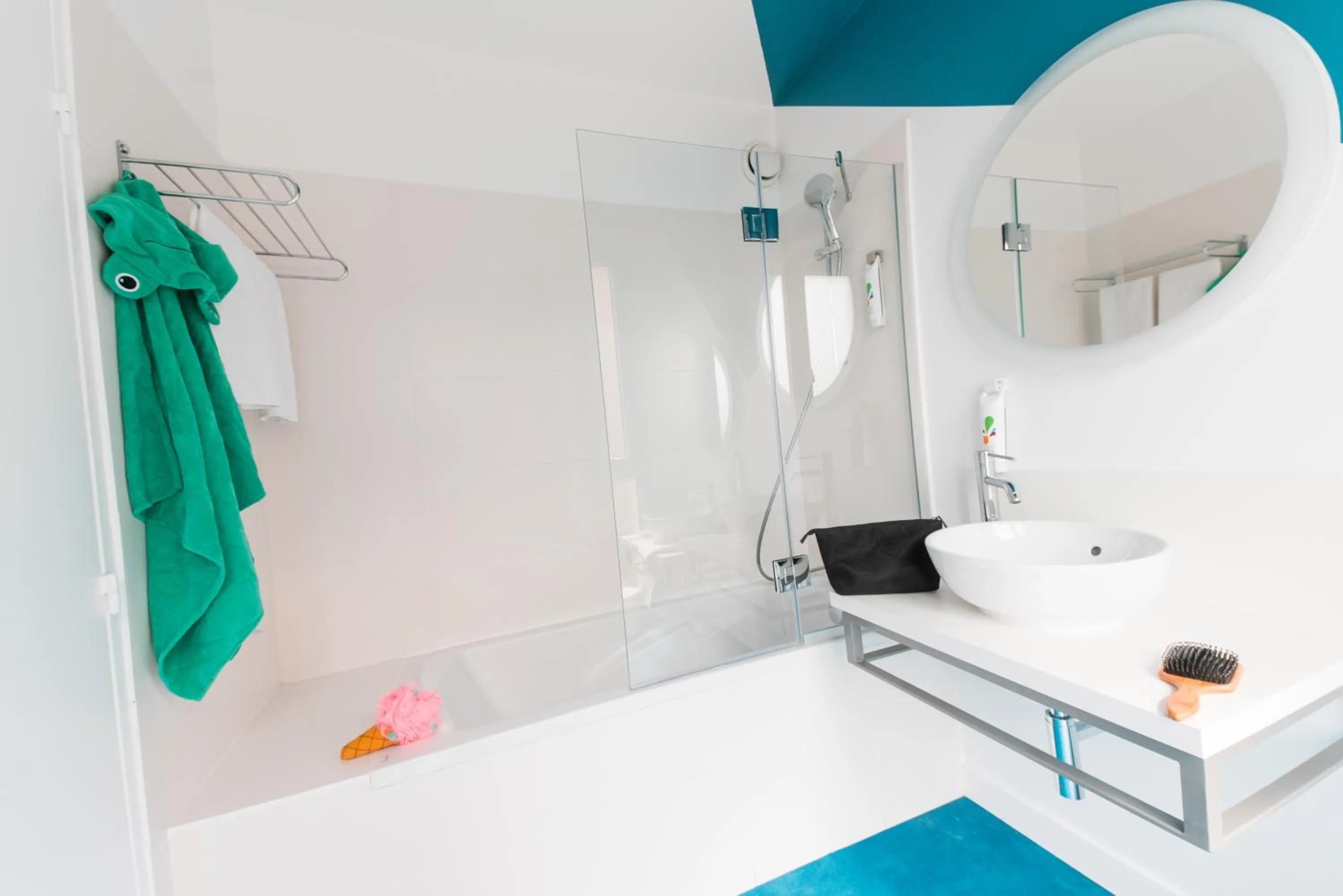 Shower in ibis Styles Toulon Centre Port