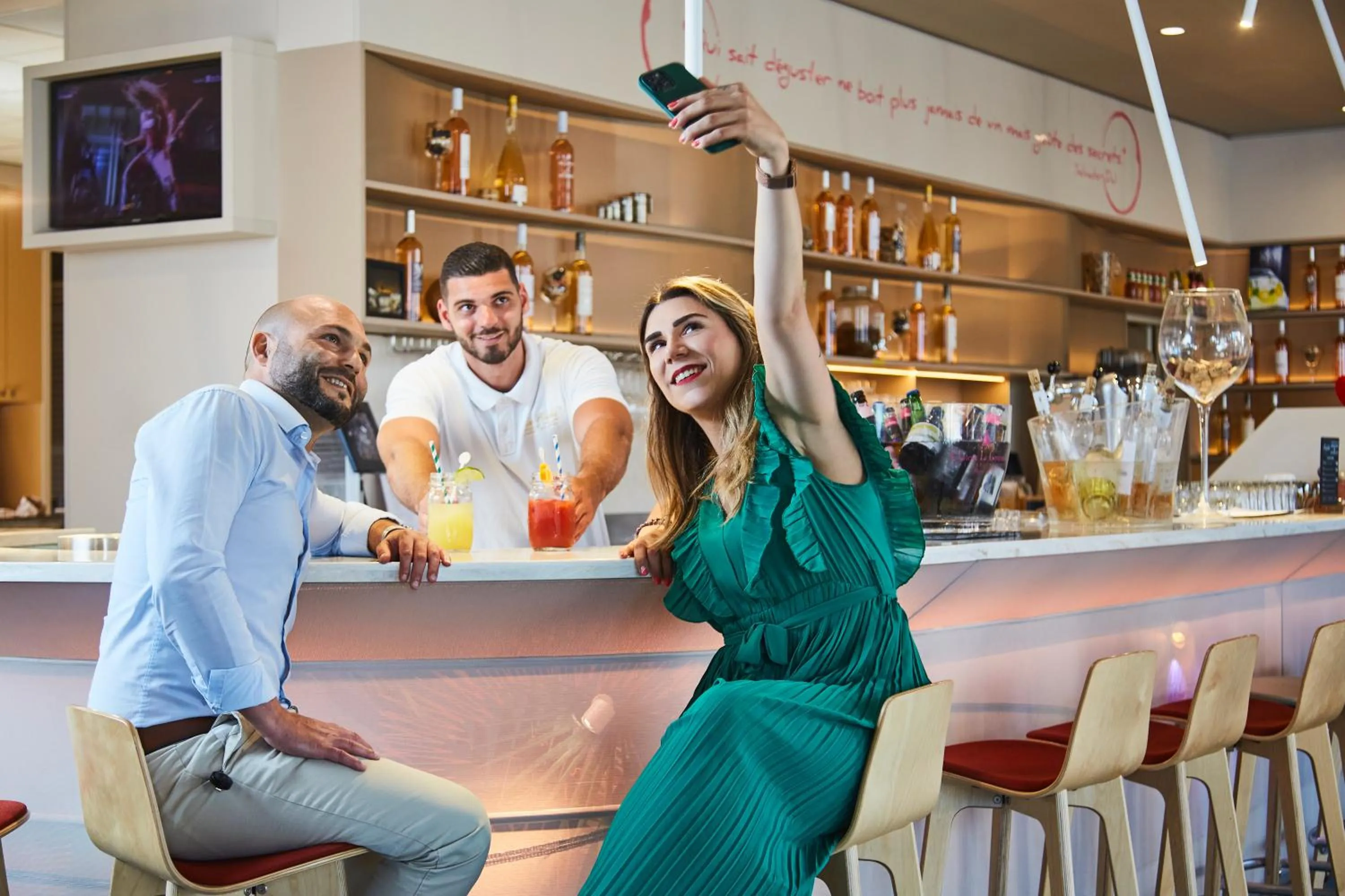 Lounge or bar in ibis Styles Toulon Centre Port