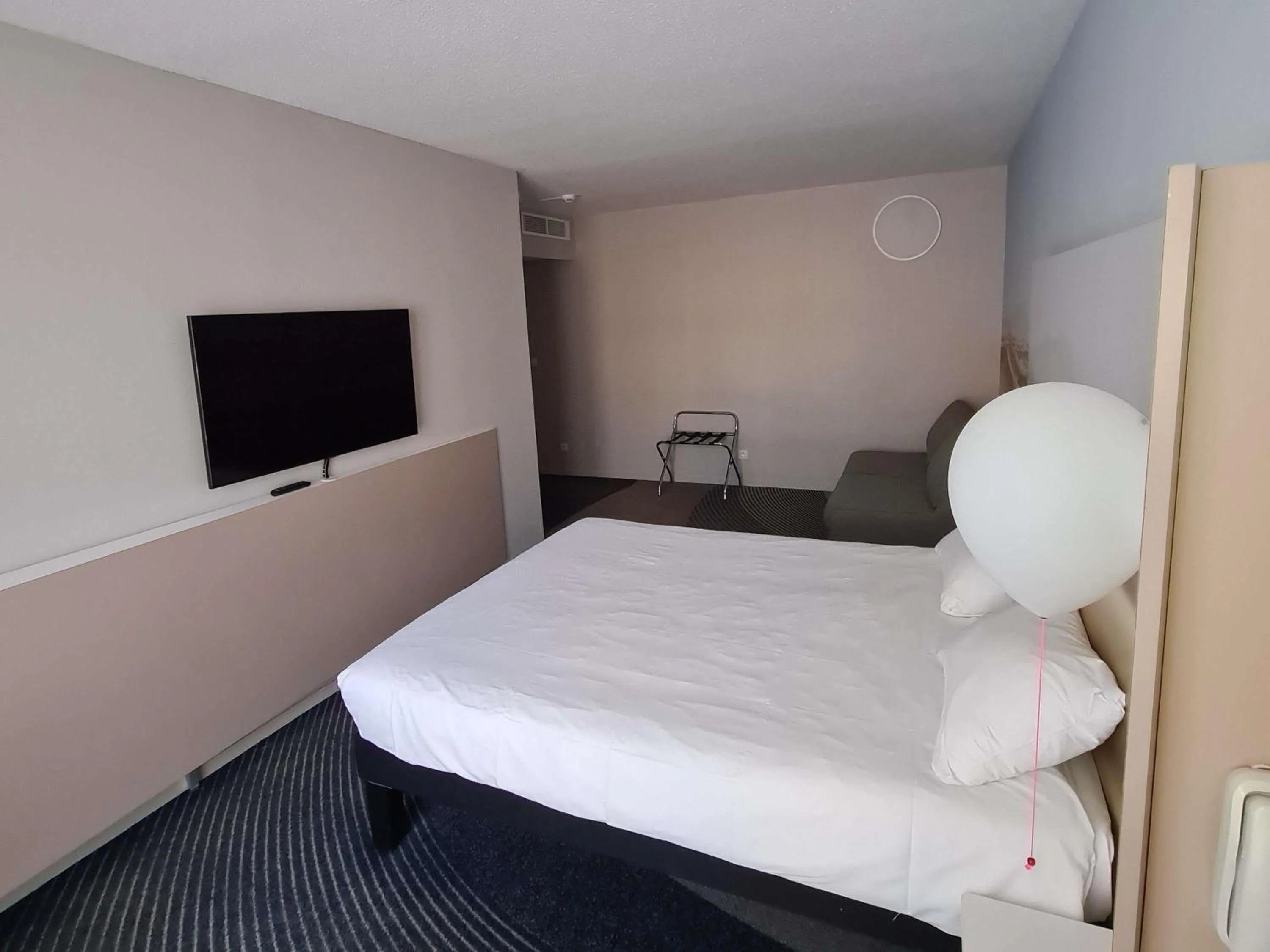 Bedroom, Bed in ibis Styles Toulon Centre Port