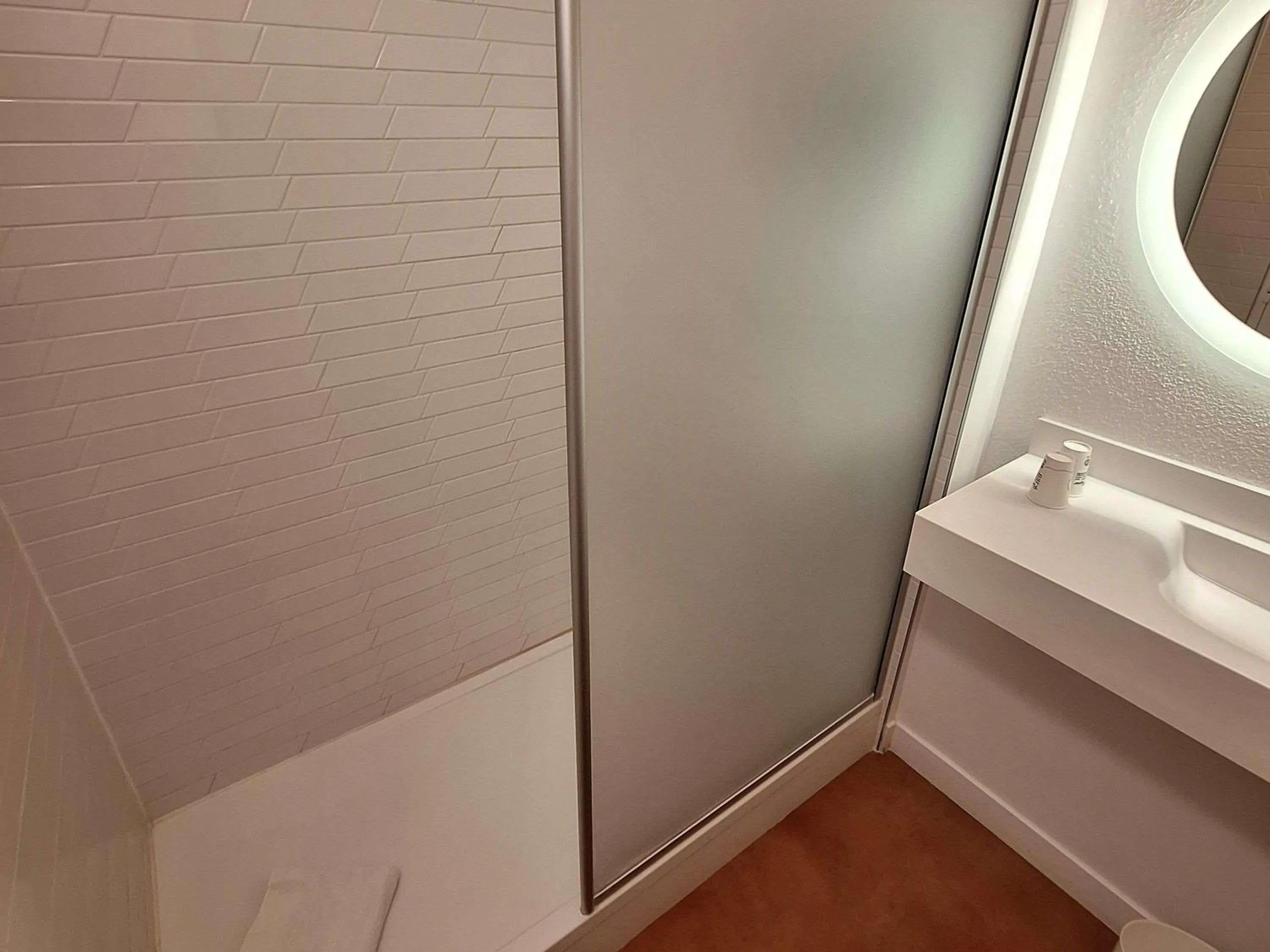 Bedroom in ibis Styles Toulon Centre Port