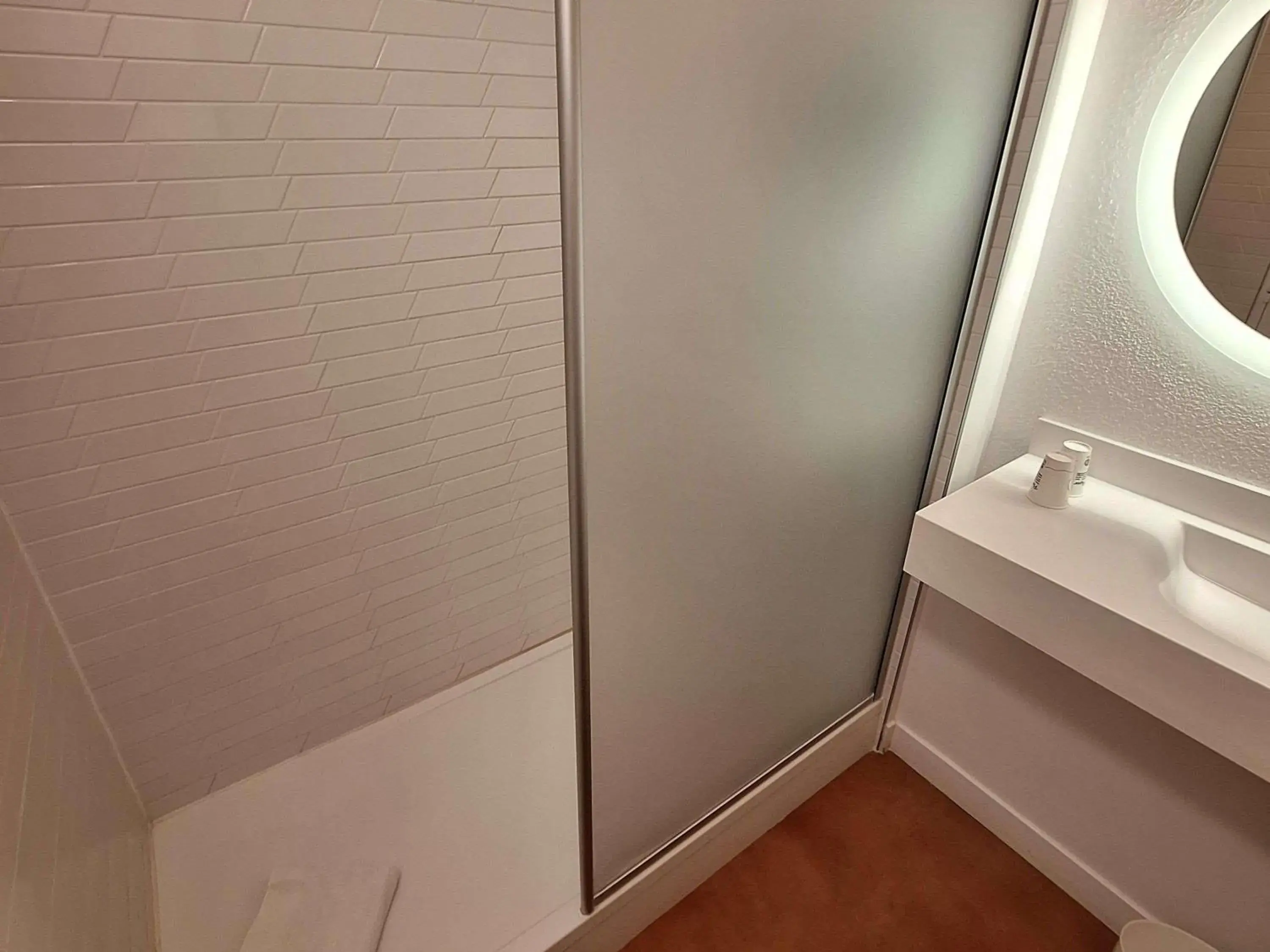 Standard Twin Room in ibis Styles Toulon Centre Port Standard Twin Room in ibis Styles Toulon Centre Port