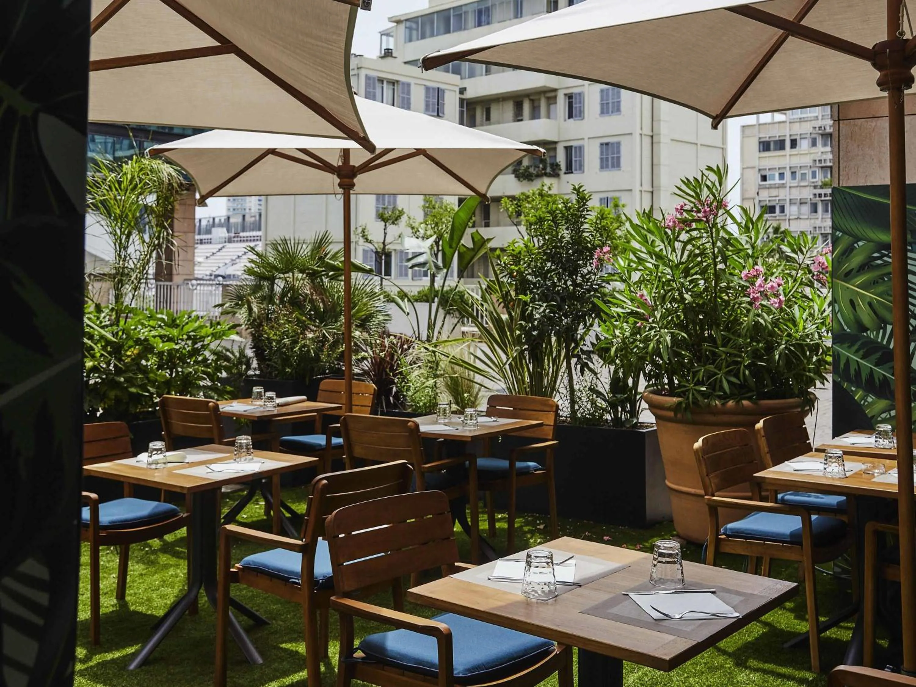 Lounge or bar in ibis Styles Toulon Centre Port