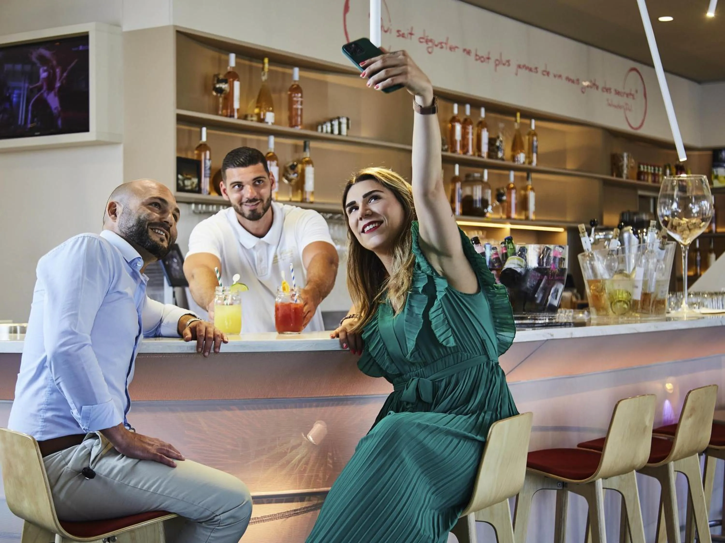 Lounge or bar in ibis Styles Toulon Centre Port