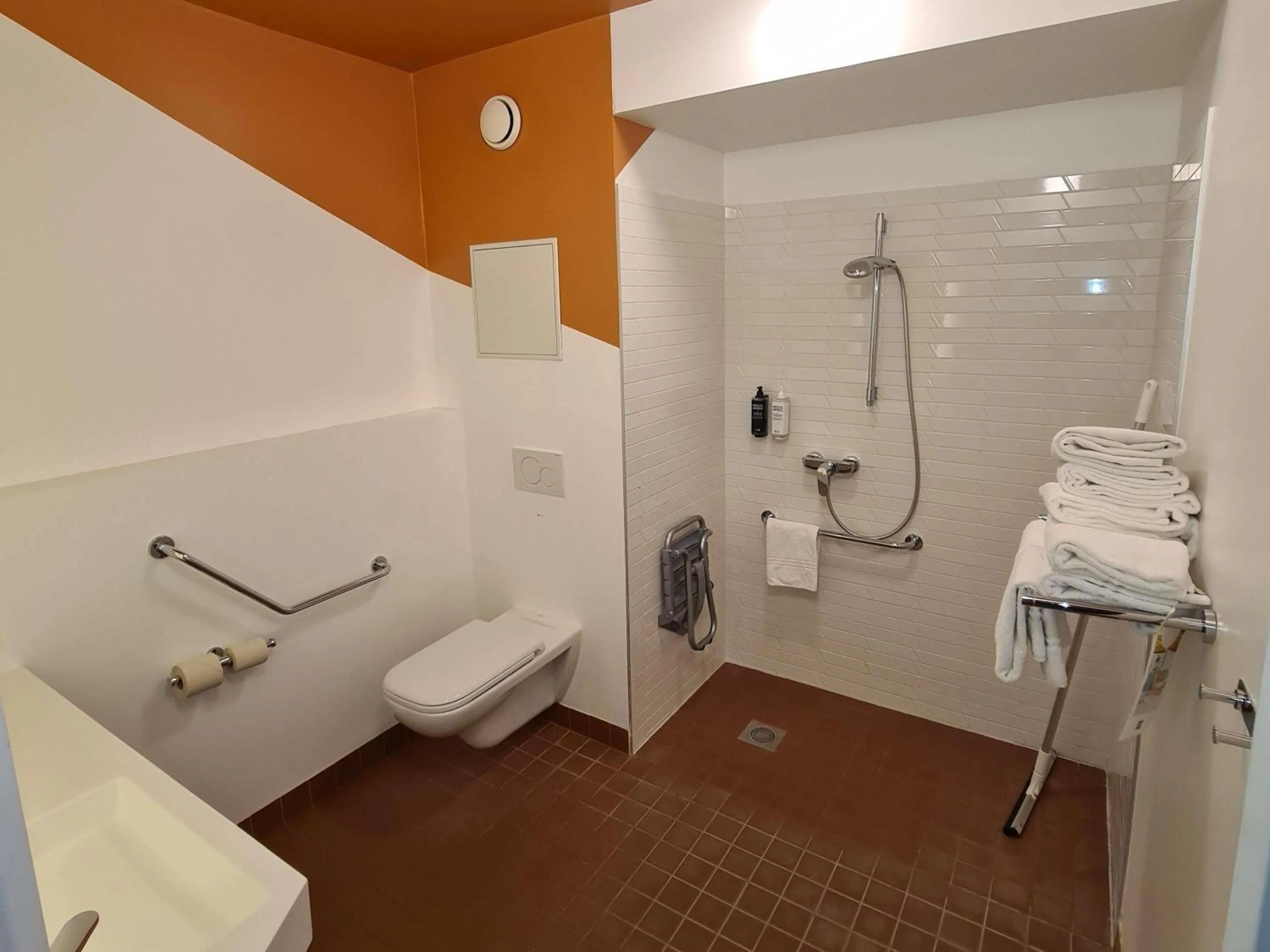 Bedroom in ibis Styles Toulon Centre Port