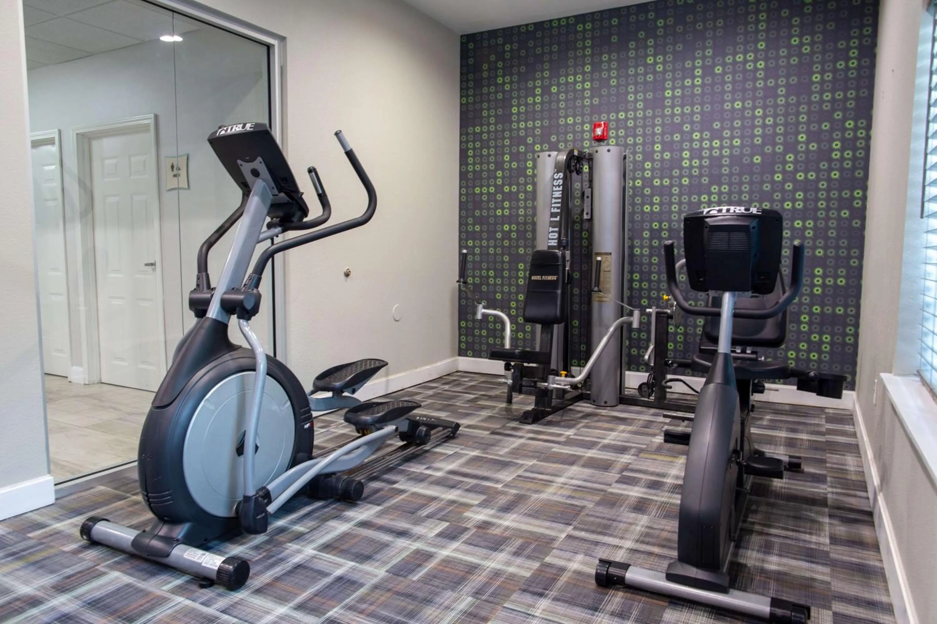 Fitness centre/facilities in La Quinta by Wyndham Houston East at Normandy