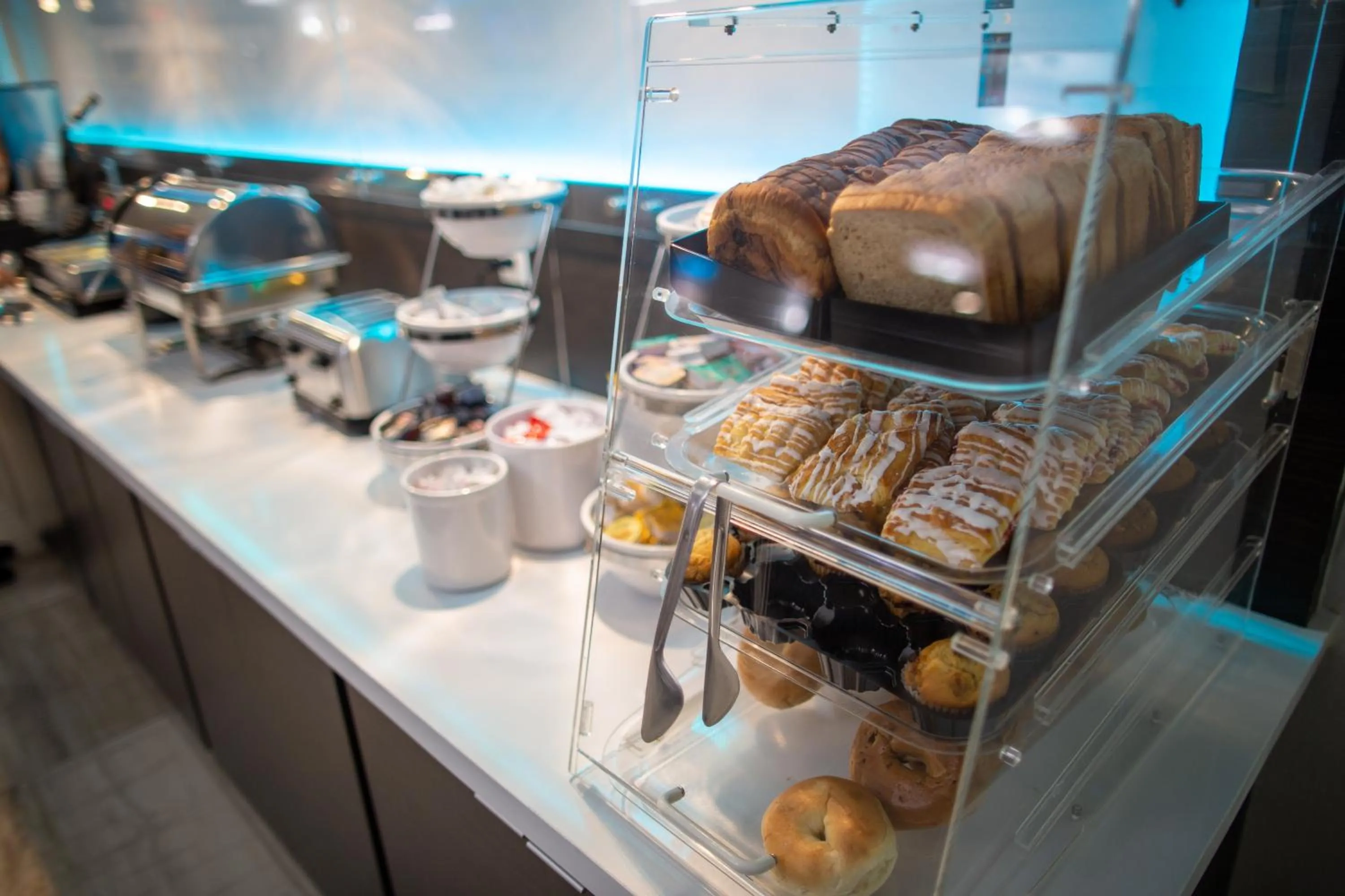 Food and drinks in La Quinta by Wyndham Houston East at Normandy