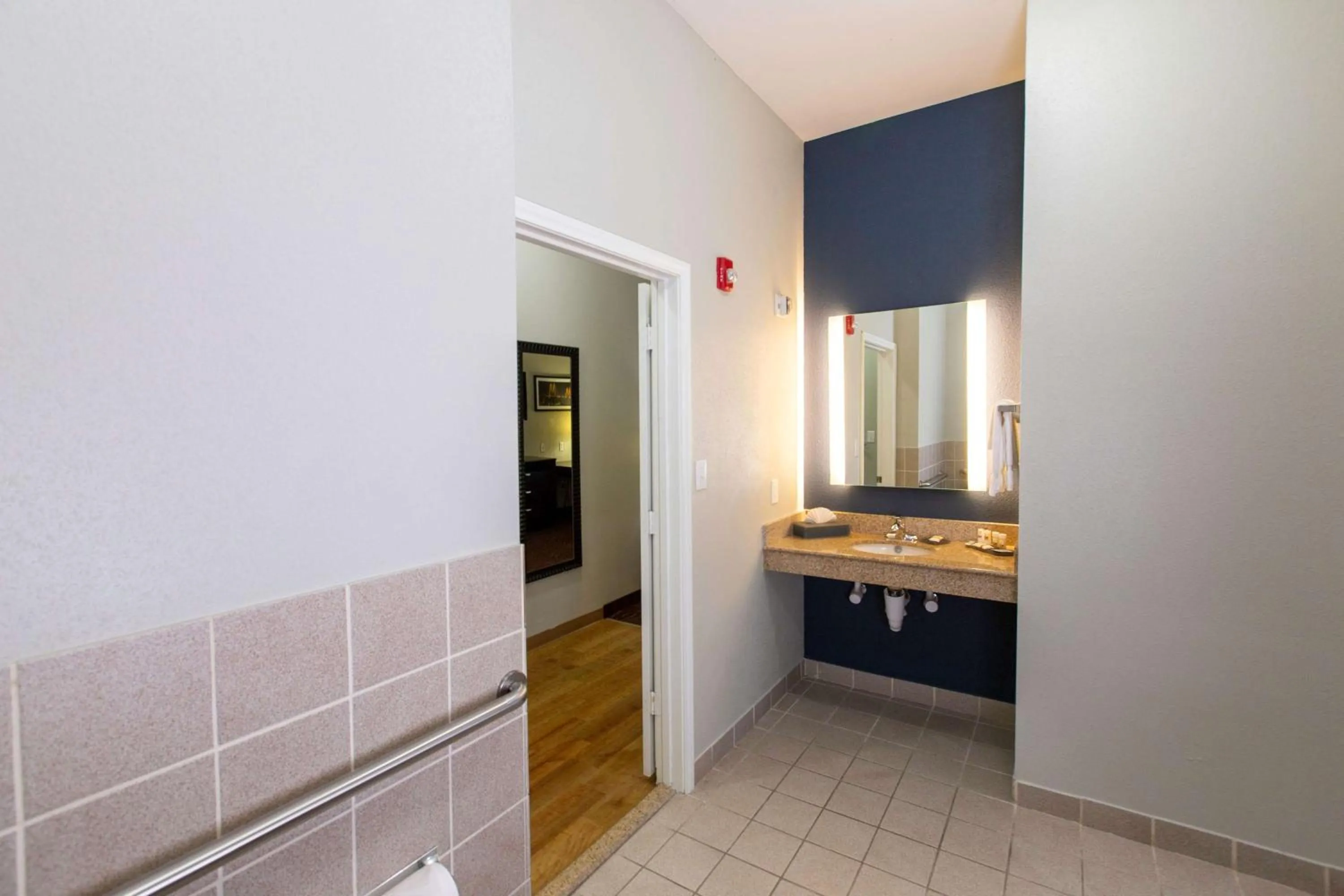 Photo of the whole room in La Quinta by Wyndham Houston East at Normandy