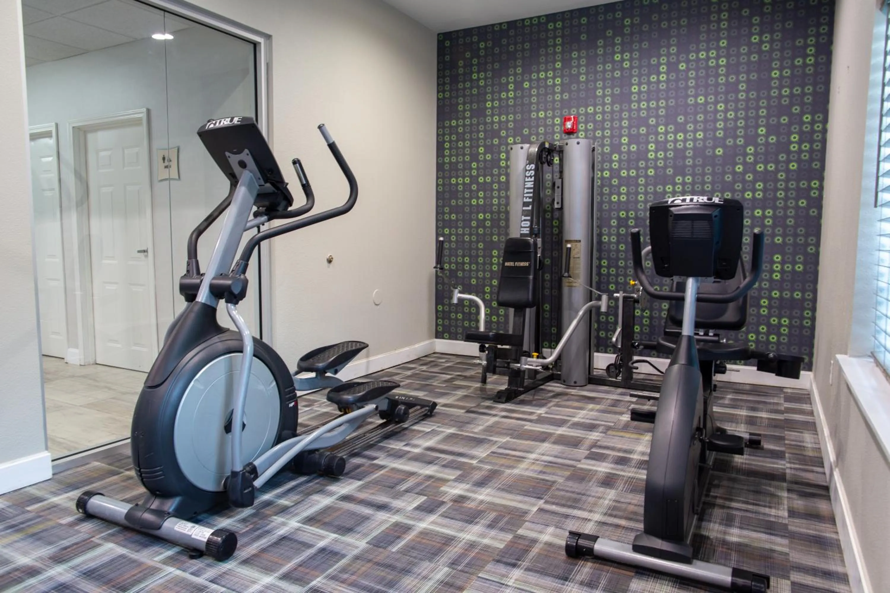Fitness centre/facilities in La Quinta by Wyndham Houston East at Normandy
