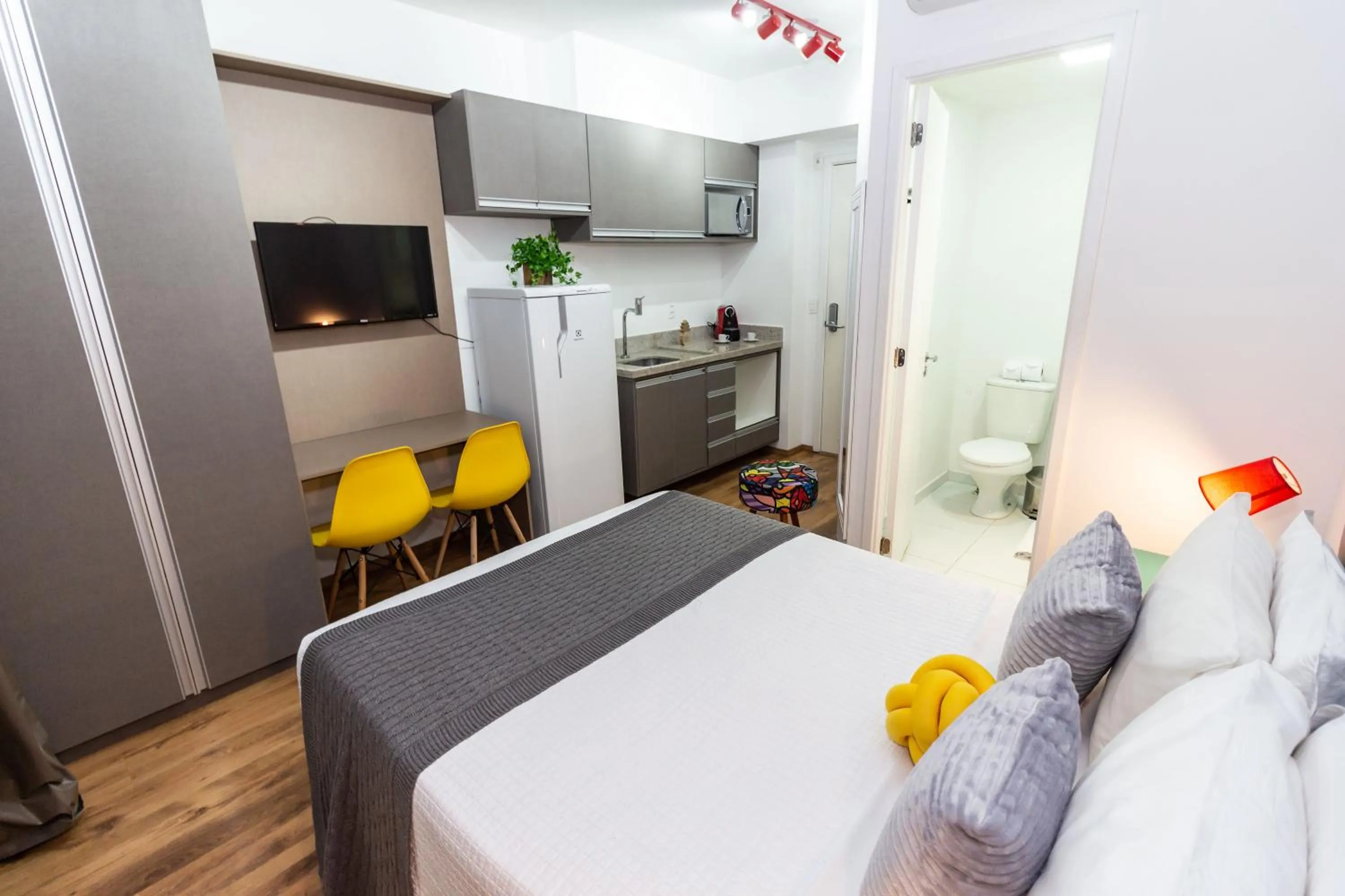 Photo of the whole room, Bed in 360 Luz