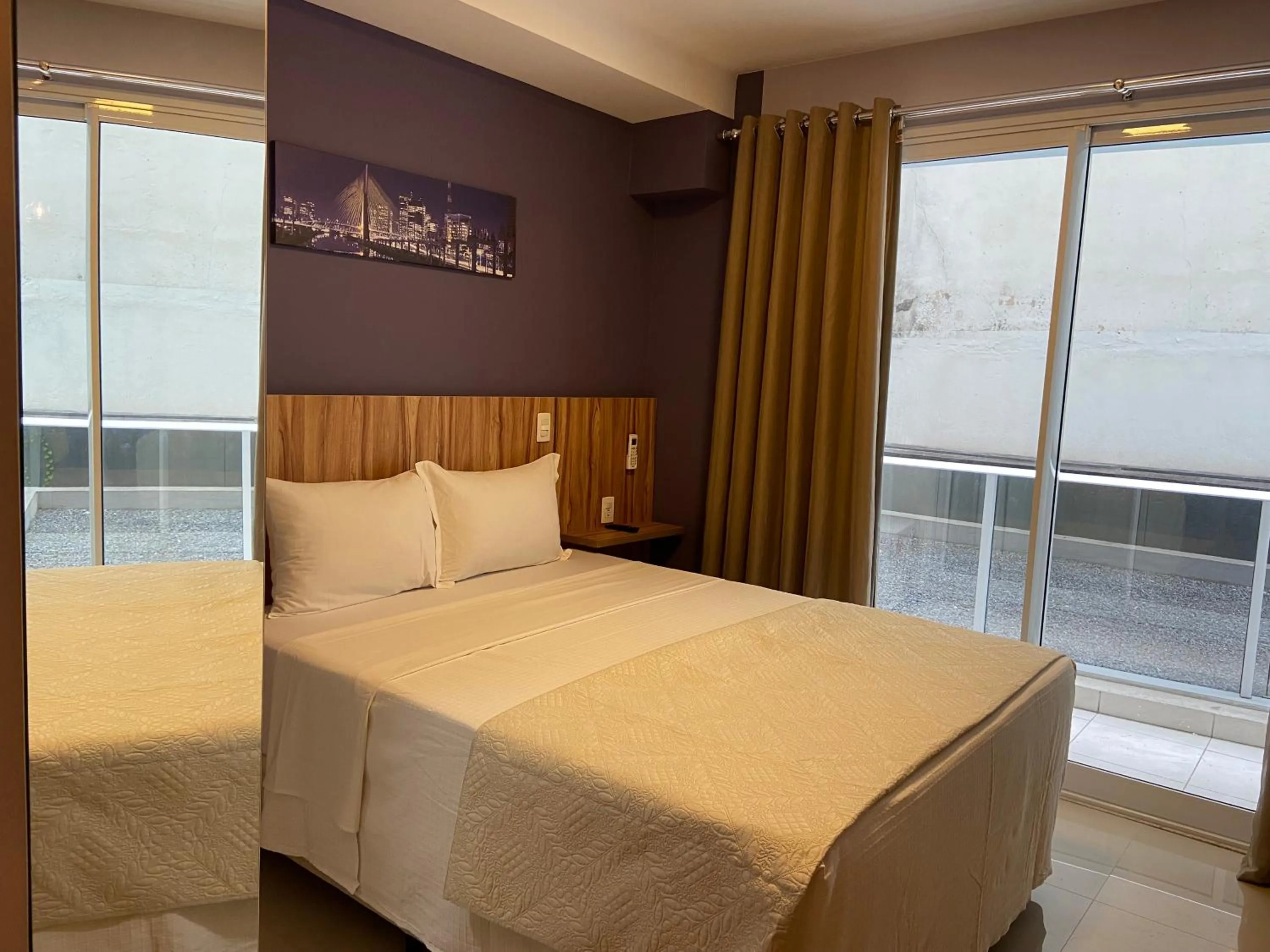 Photo of the whole room, Bed in 360 Luz