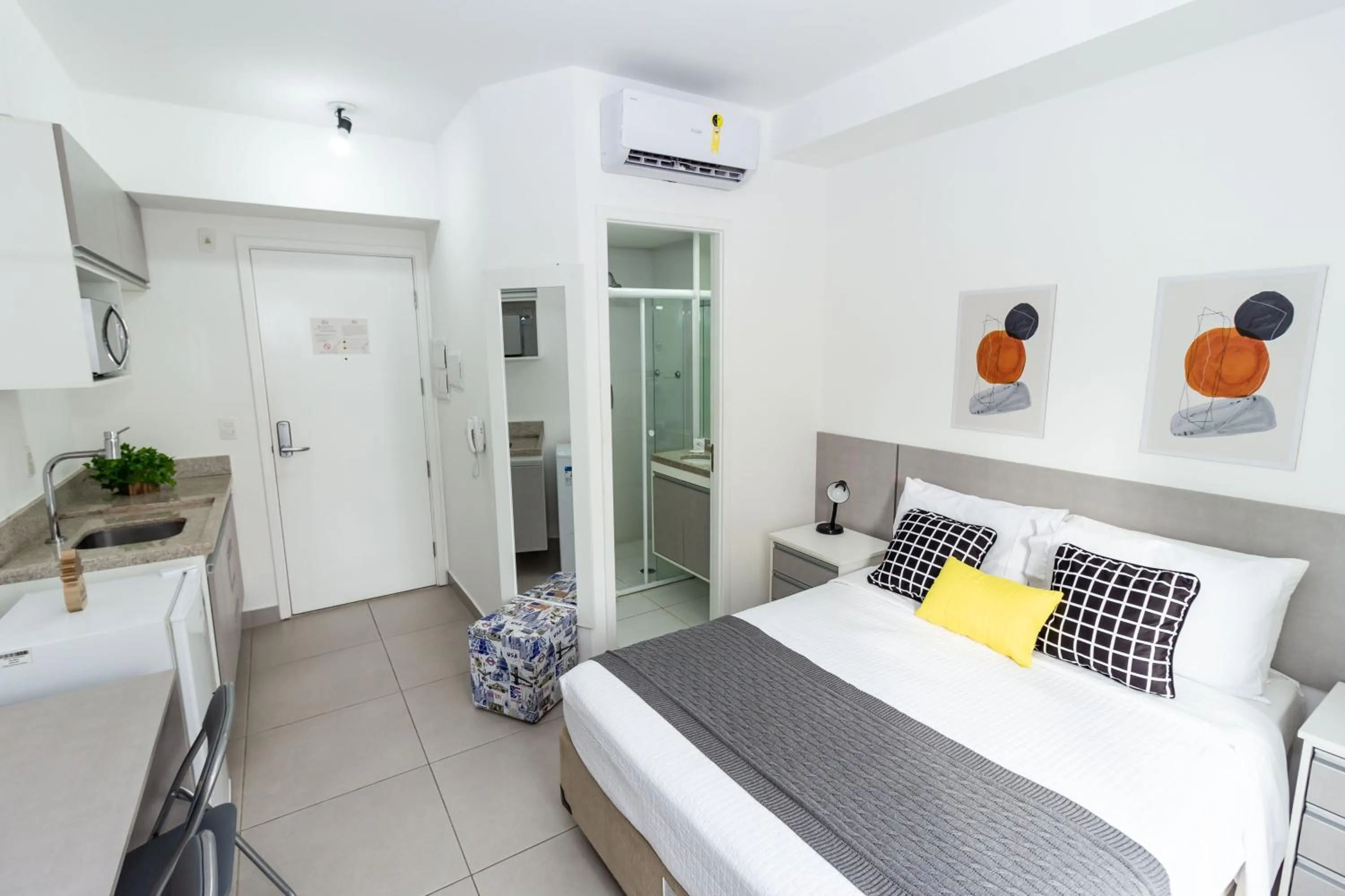 Photo of the whole room, Bed in 360 Luz