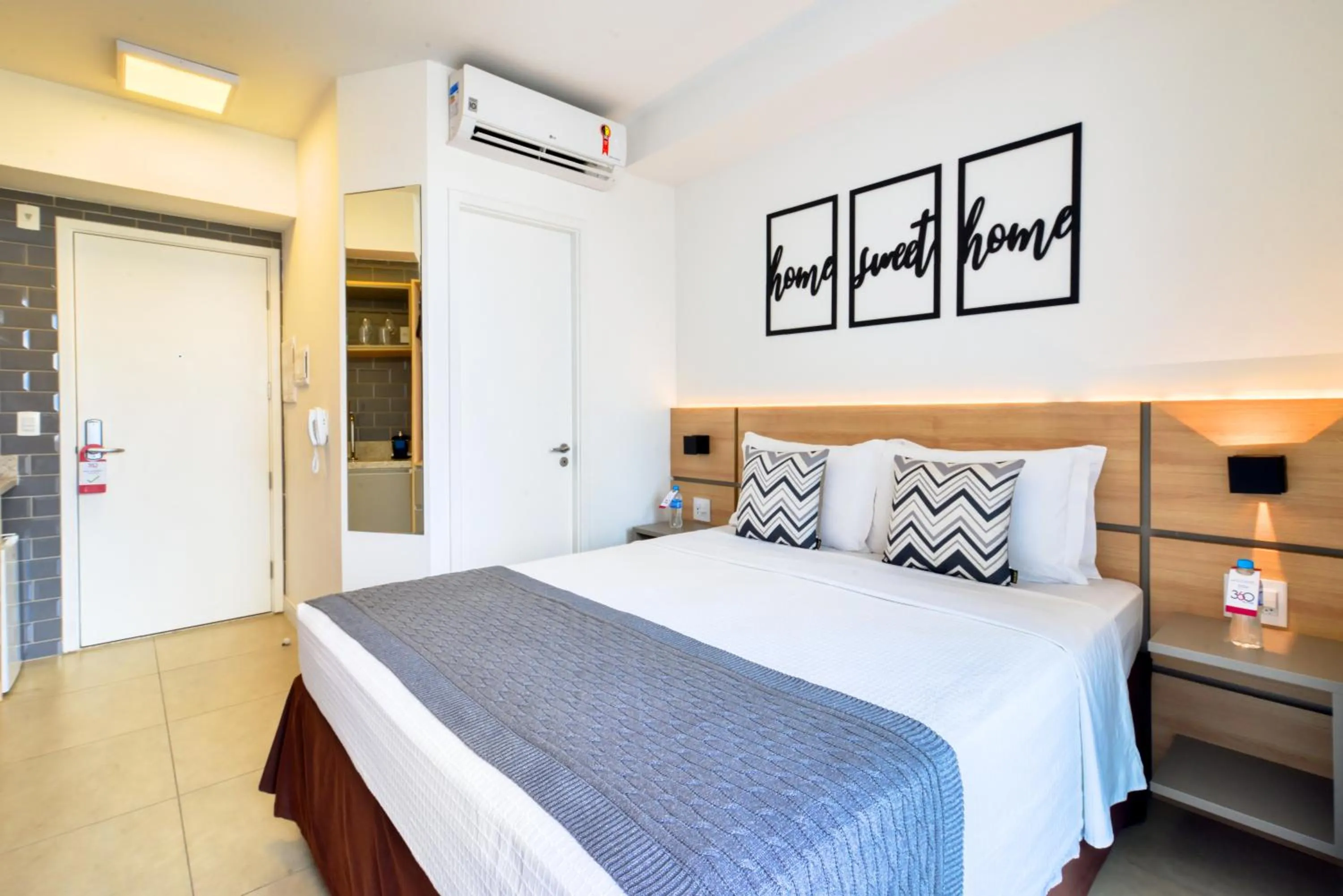 Photo of the whole room, Bed in 360 Luz