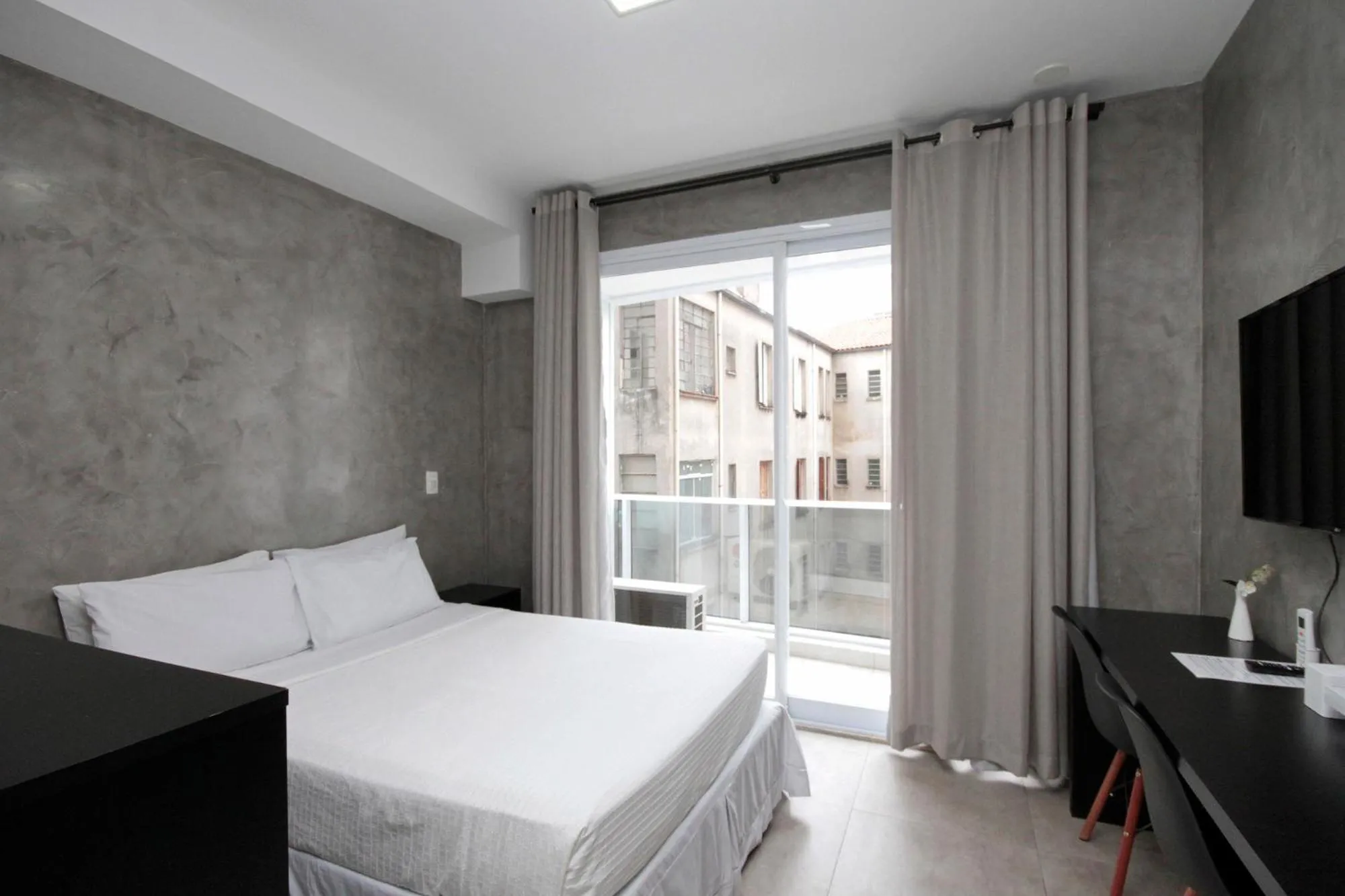 Photo of the whole room, Bed in 360 Luz