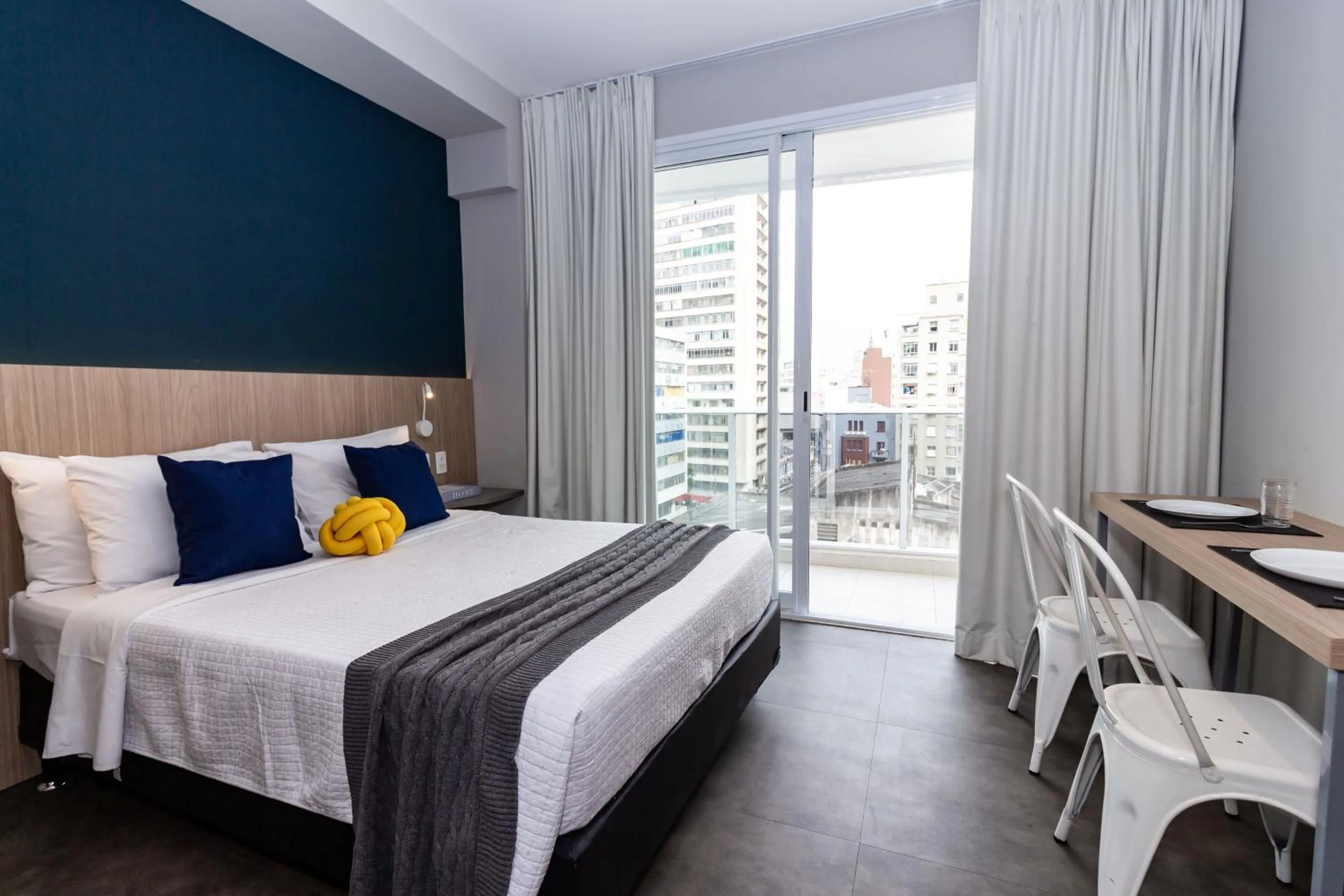 Photo of the whole room, Bed in 360 Luz