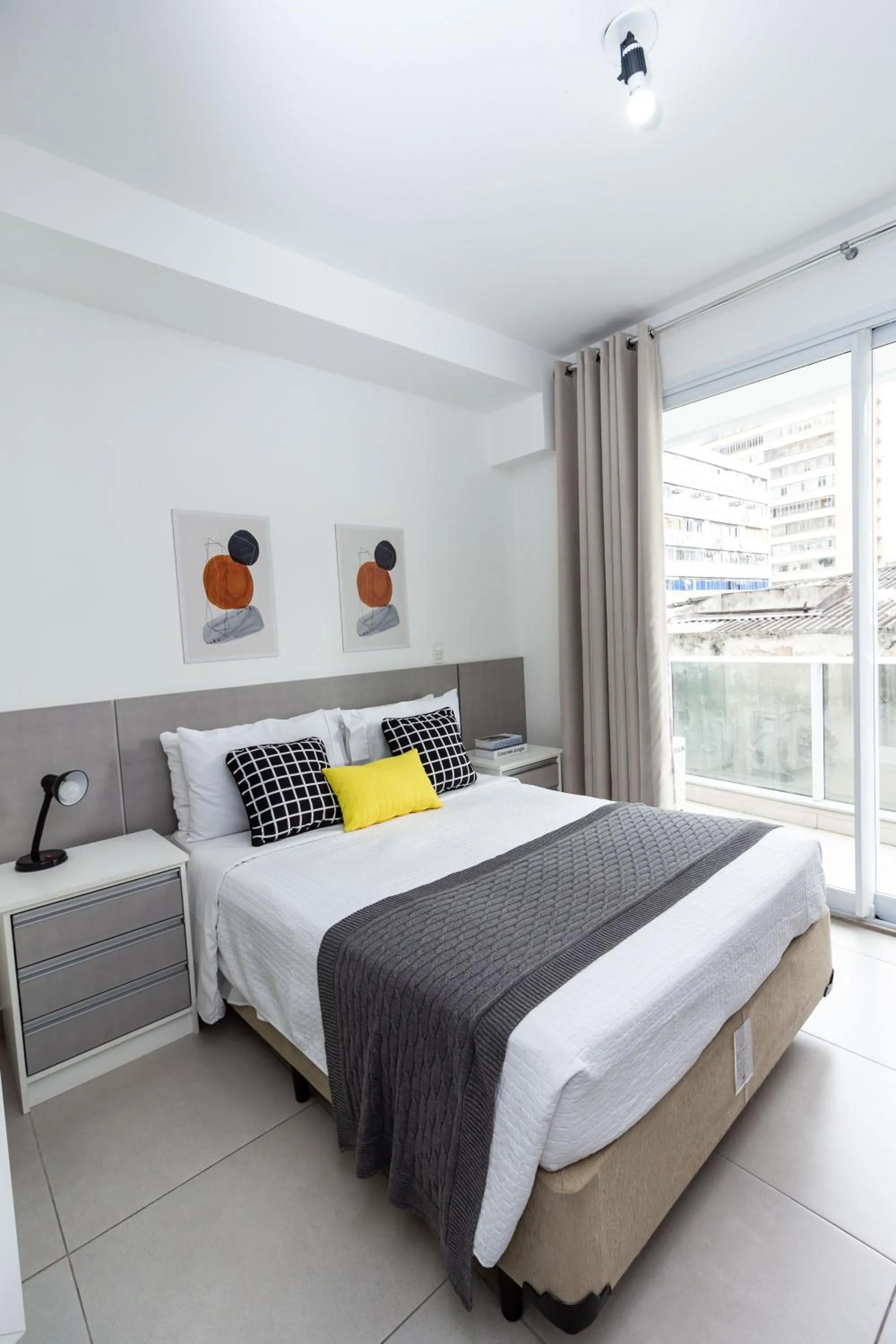 Photo of the whole room, Bed in 360 Luz