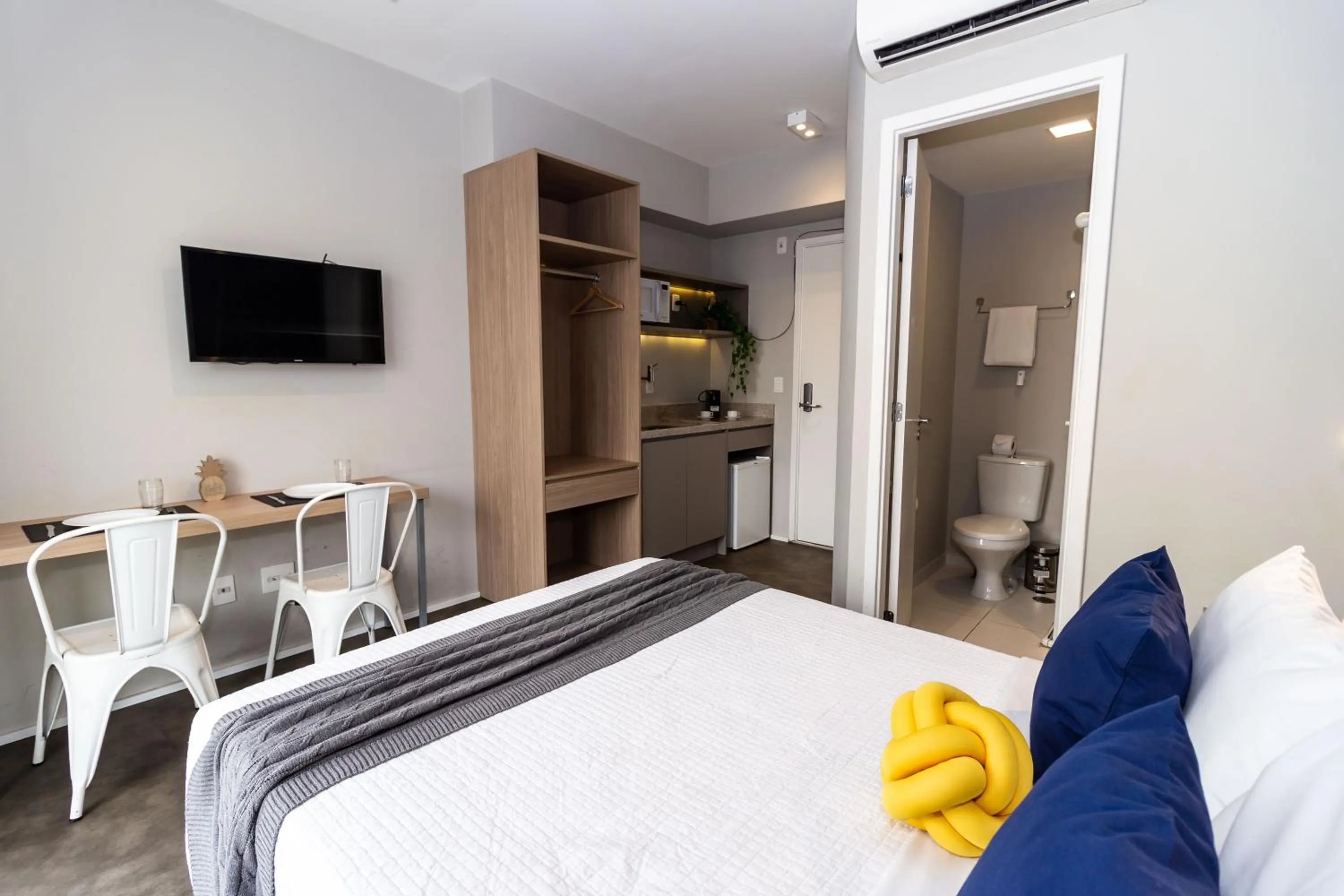 Bedroom, Bed in 360 Luz