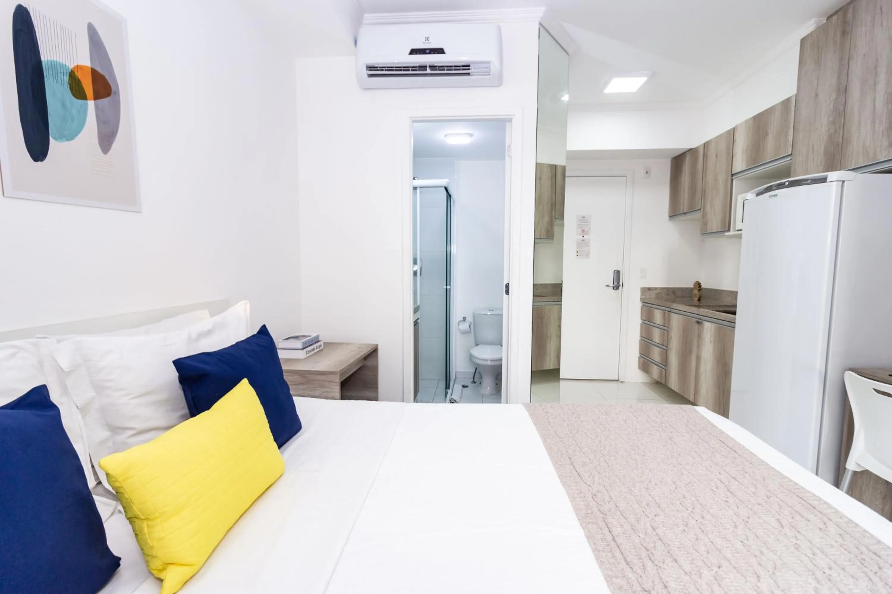 Photo of the whole room, Bed in 360 Luz