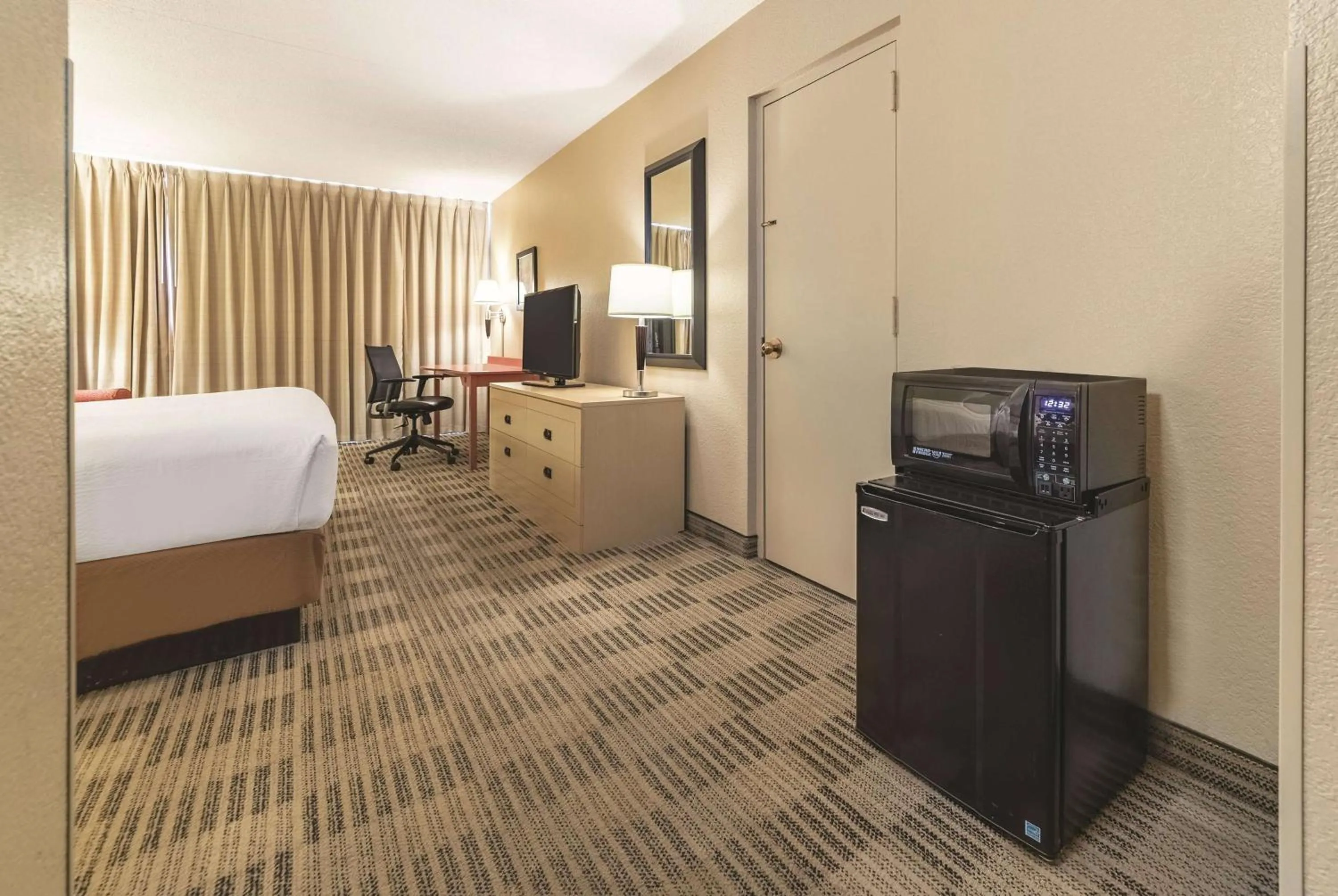 Photo of the whole room, Bed in Ramada Inn by Wyndham Fairfield NJ