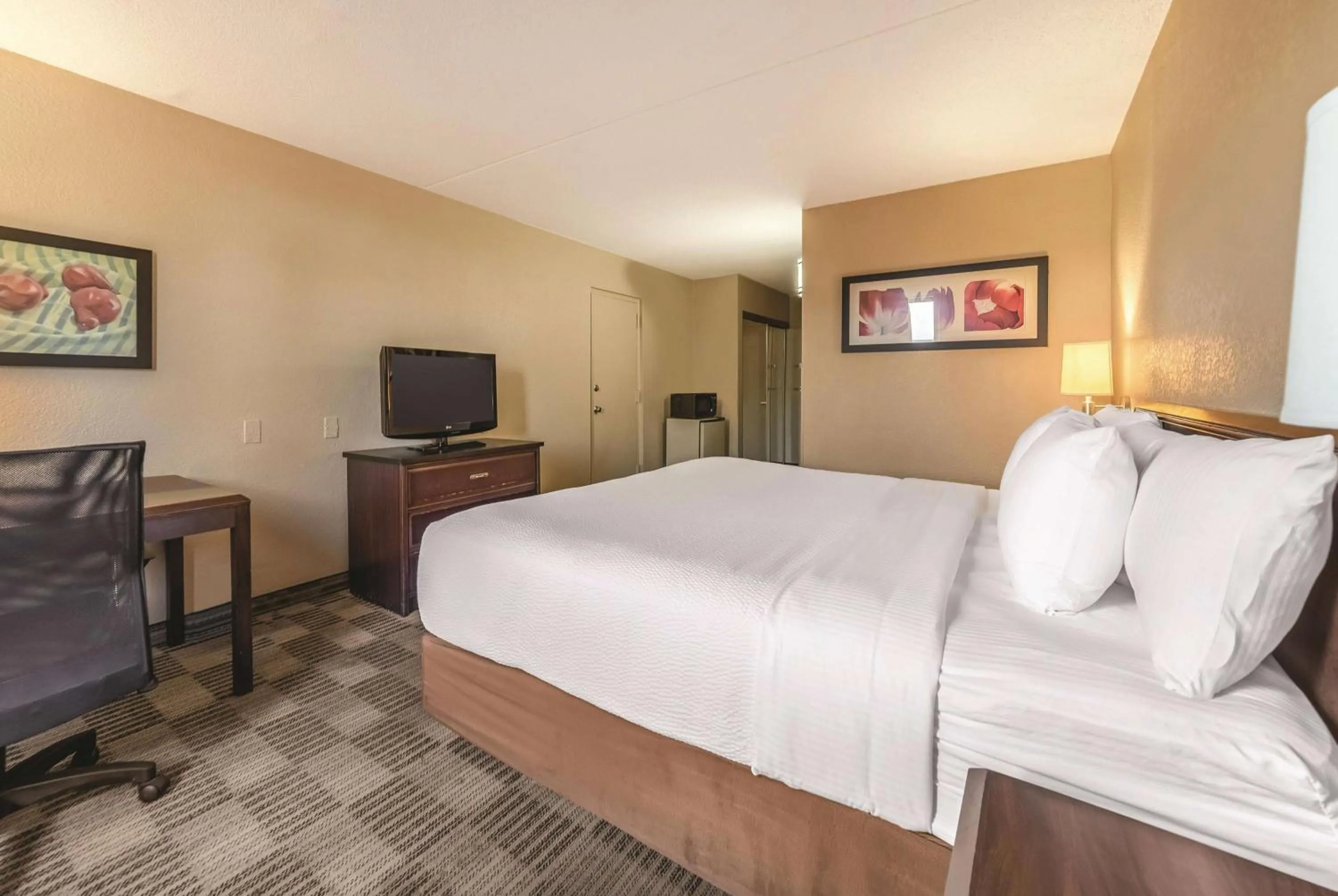 Photo of the whole room, Bed in Ramada Inn by Wyndham Fairfield NJ