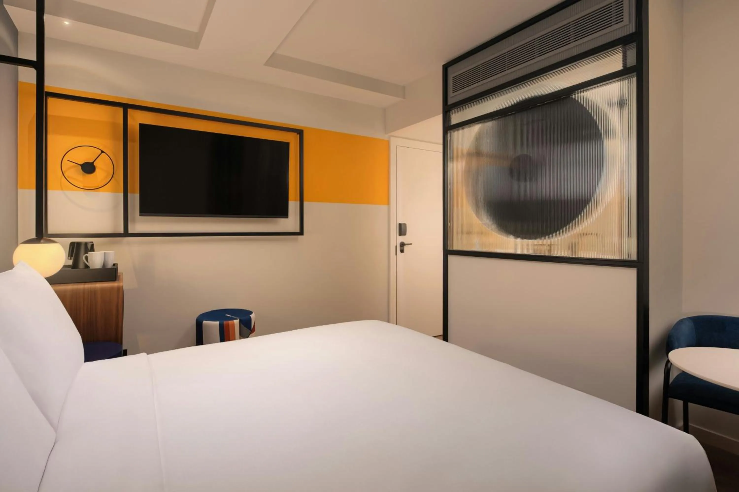 Photo of the whole room, Bed in Aloft Madrid Gran Via