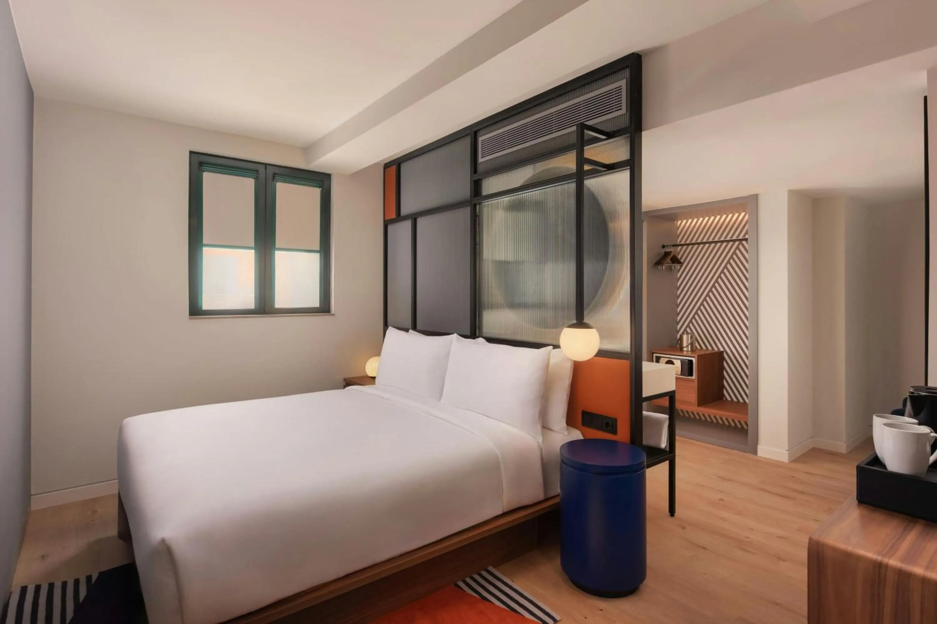 Photo of the whole room, Bed in Aloft Madrid Gran Via