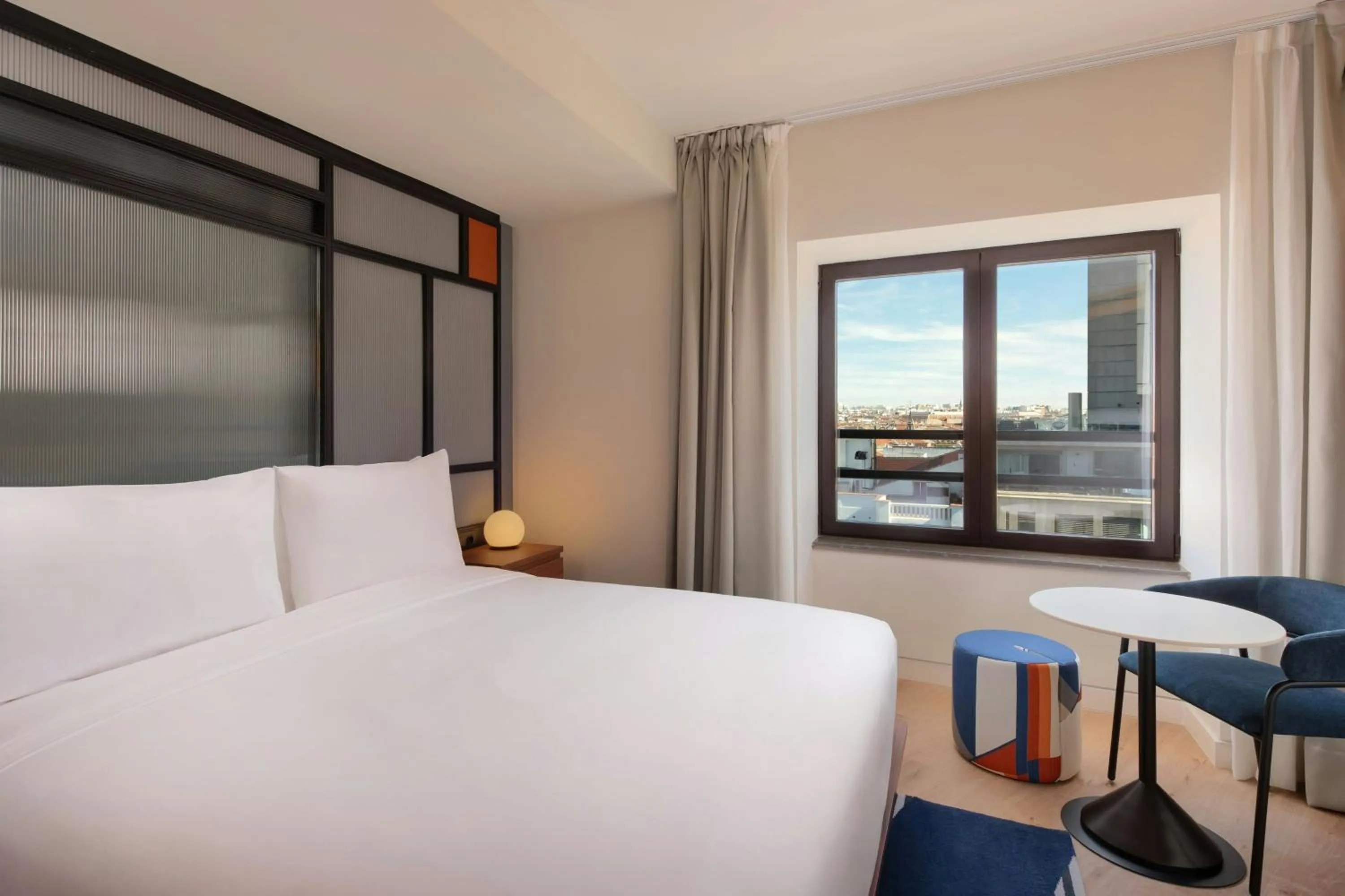 Photo of the whole room, Bed in Aloft Madrid Gran Via