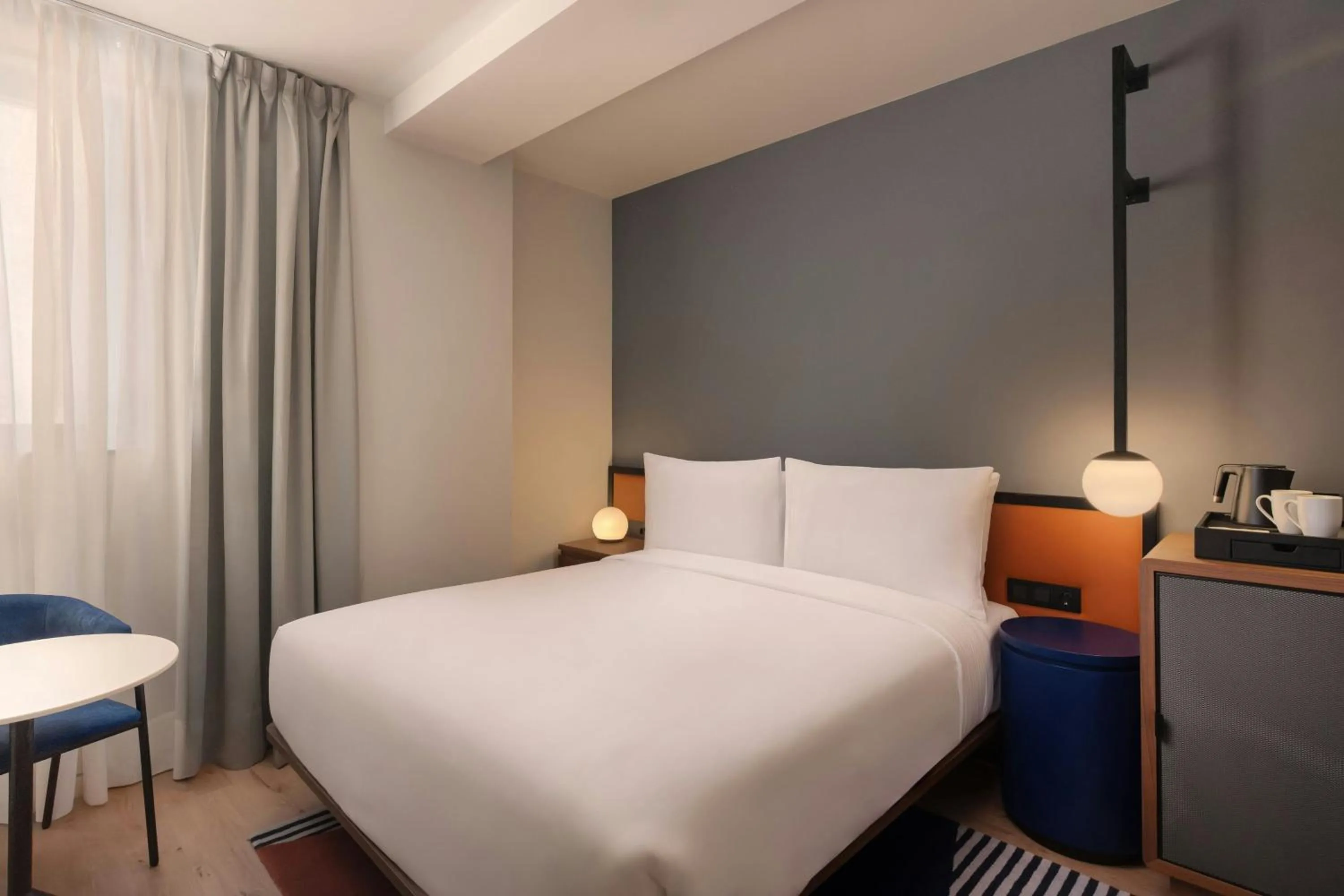 Photo of the whole room, Bed in Aloft Madrid Gran Via