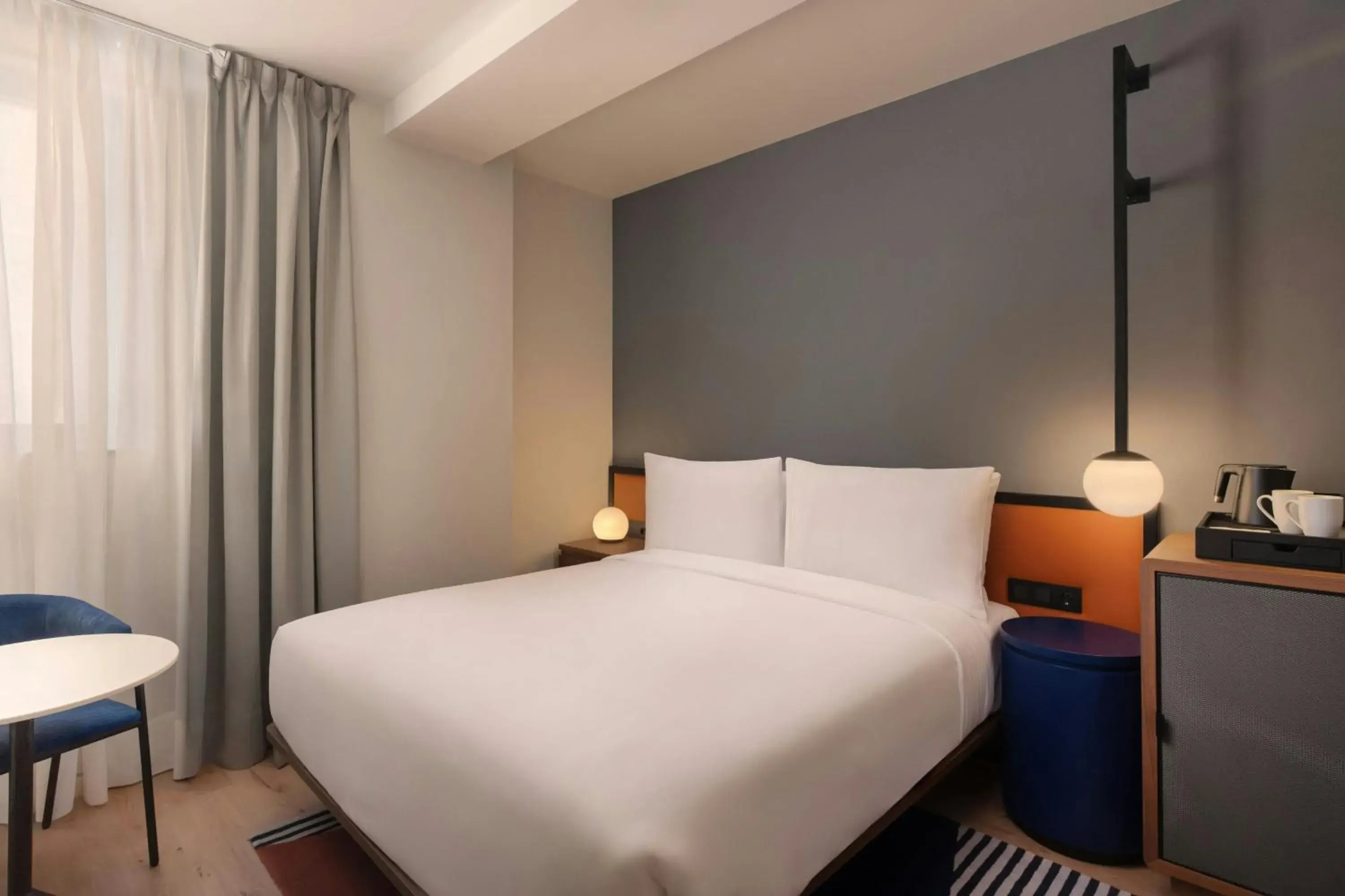 Aloft Queen Room in Aloft Madrid Gran Via Aloft Queen Room in Aloft Madrid Gran Via