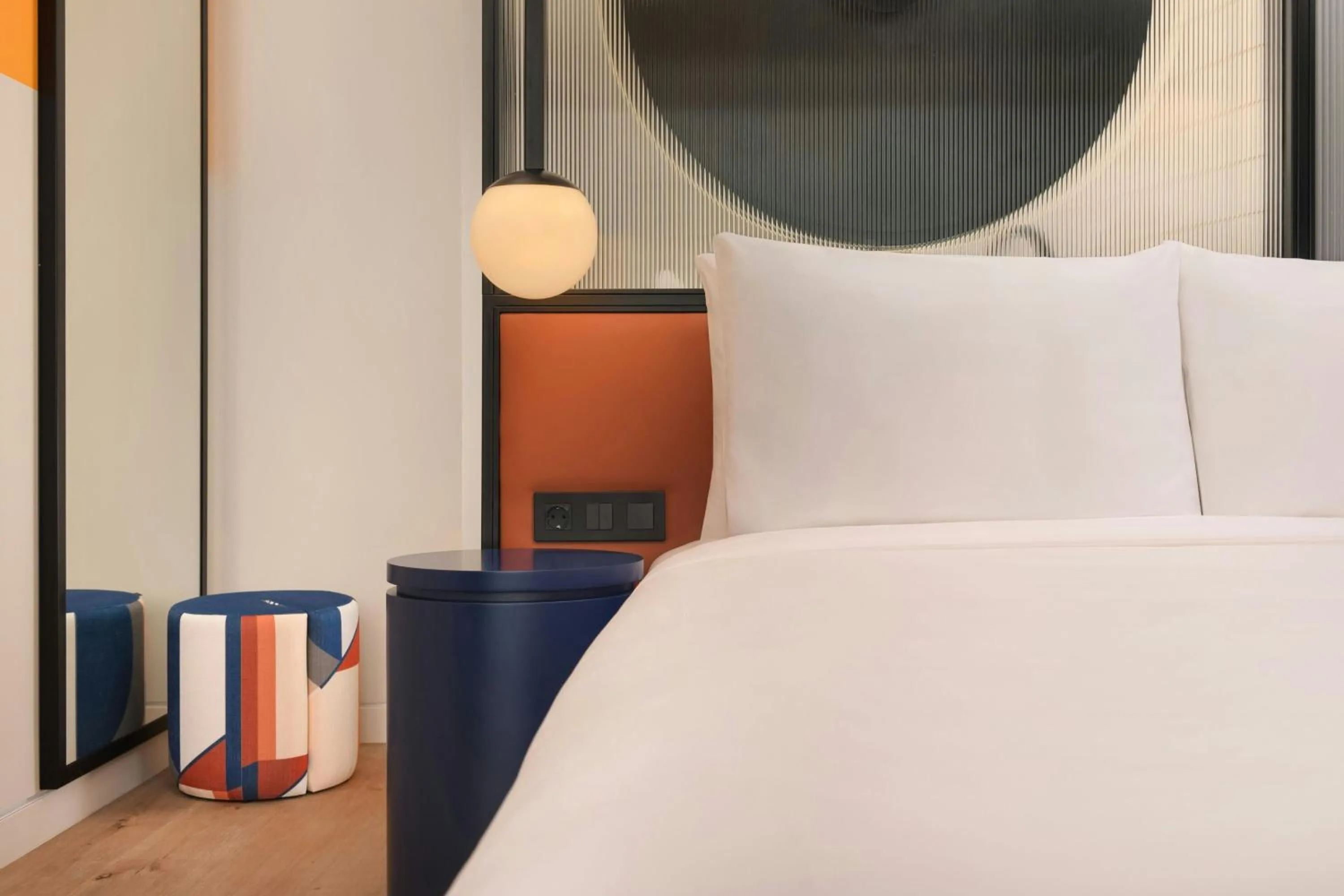 Photo of the whole room, Bed in Aloft Madrid Gran Via