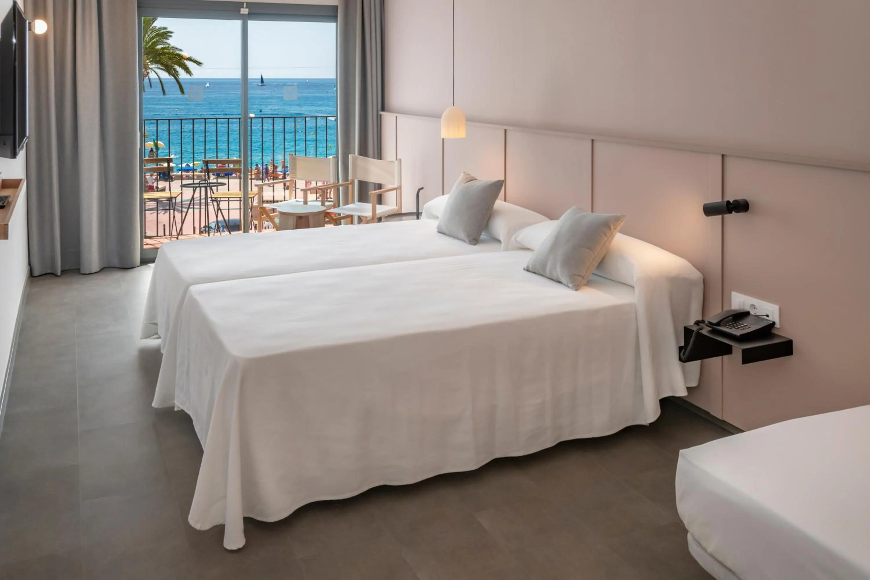 Photo of the whole room, Bed in GHT Miratge - Only Adults 18 and up