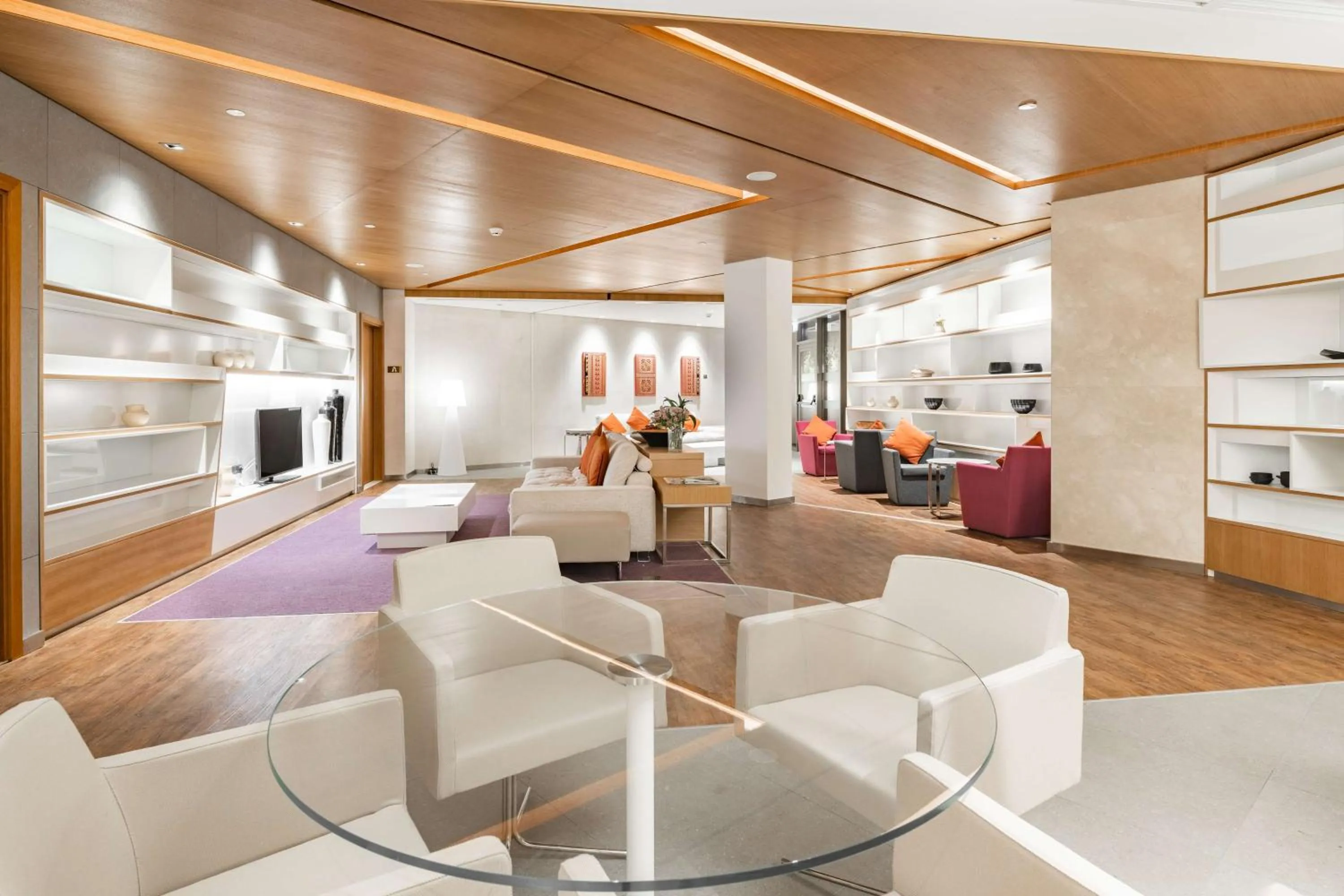 Lounge or bar in Radisson Blu Hotel & Residence, Riyadh Diplomatic Quarter