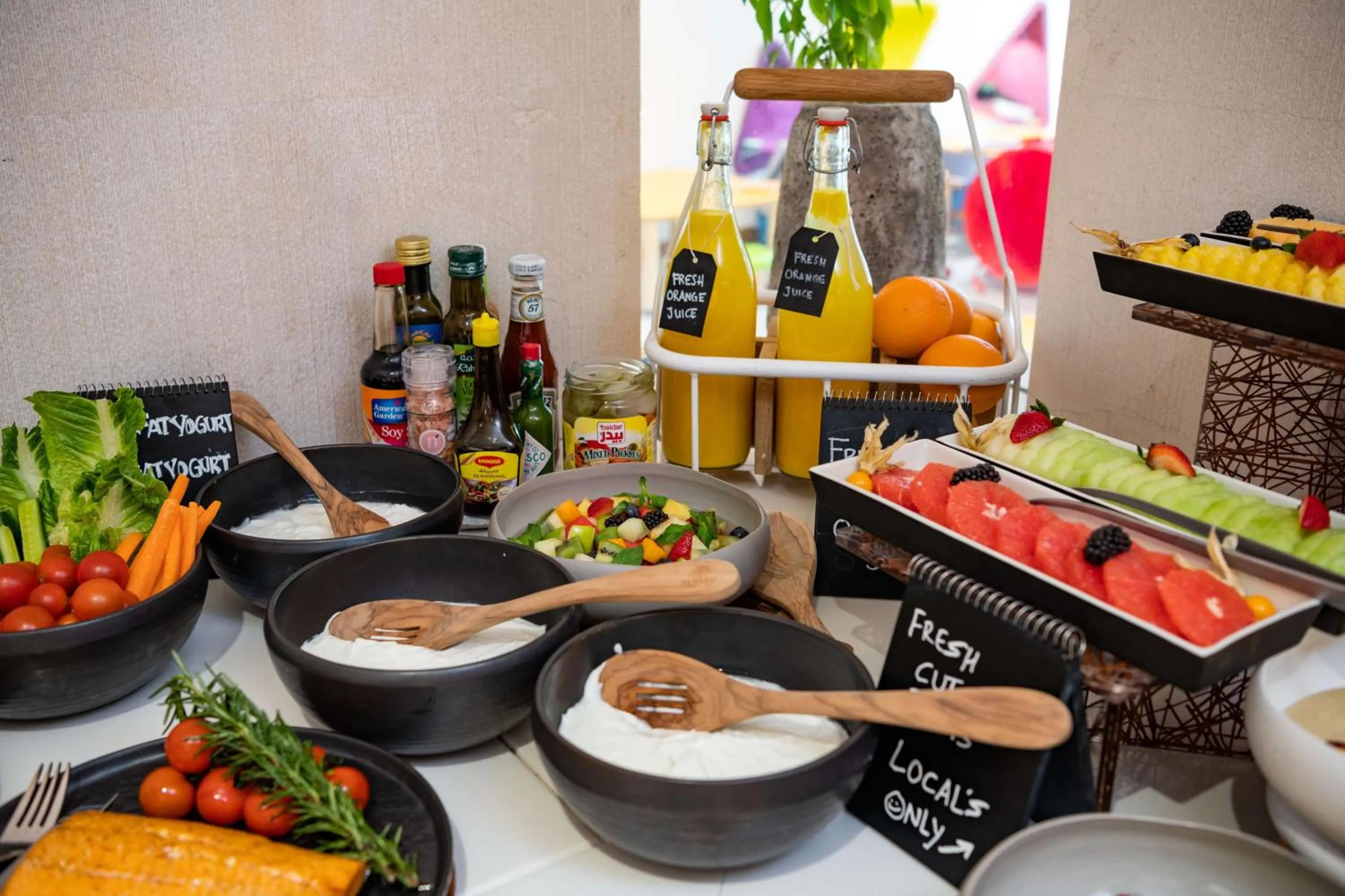 Lounge or bar in Radisson Blu Hotel & Residence, Riyadh Diplomatic Quarter