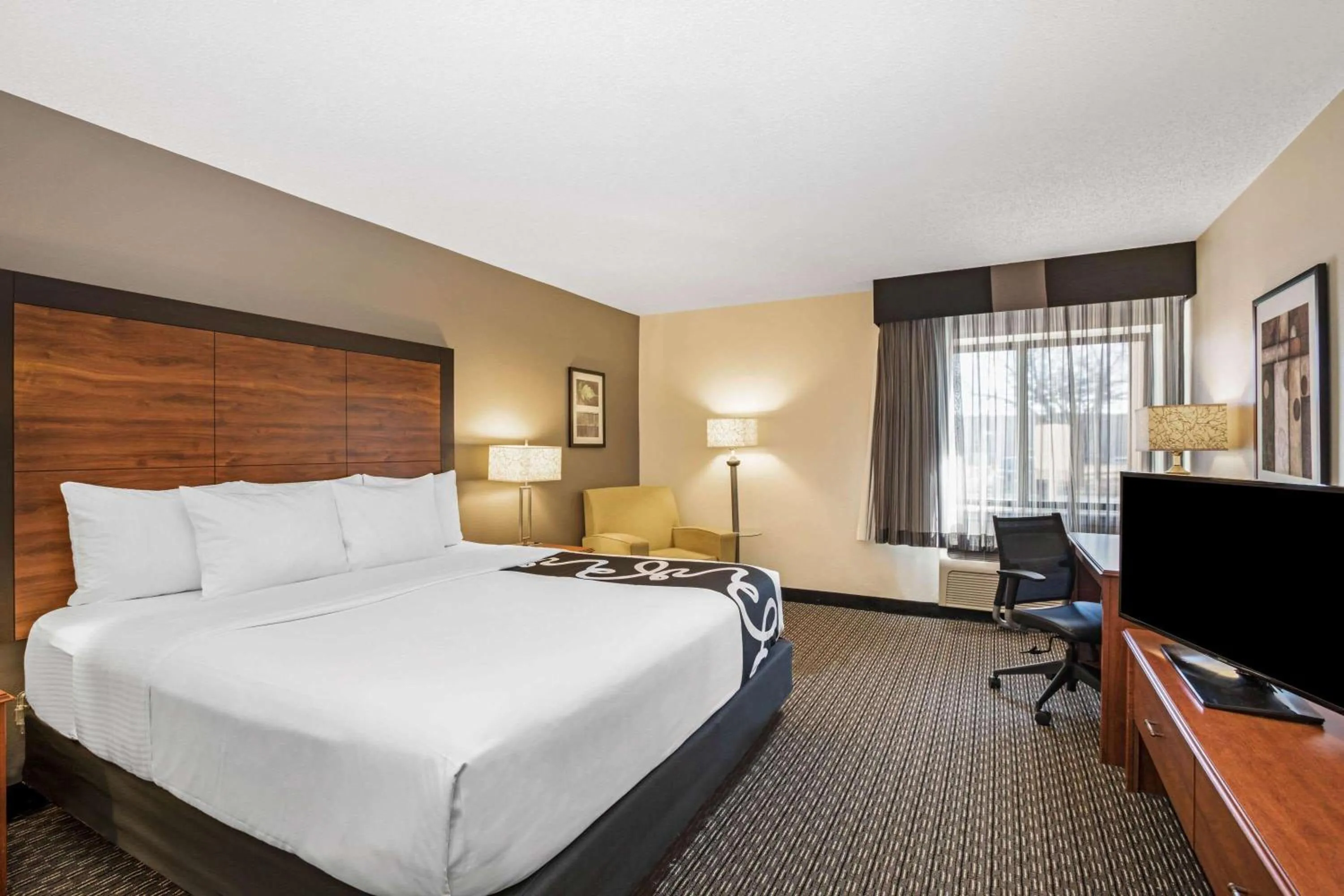 Photo of the whole room, Bed in La Quinta by Wyndham N Little Rock - McCain Mall