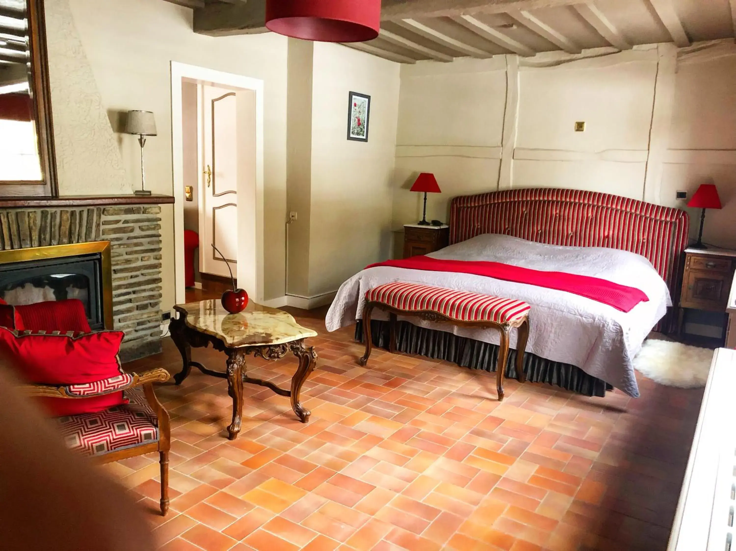 Family Room with Shower in Hostellerie de la Chapelle Family Room with Shower in Hostellerie de la Chapelle
