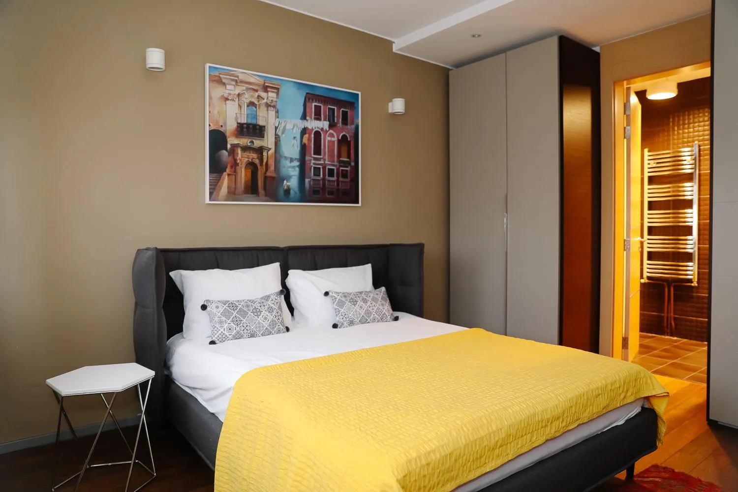 Bed in STATUS Superior Apartments