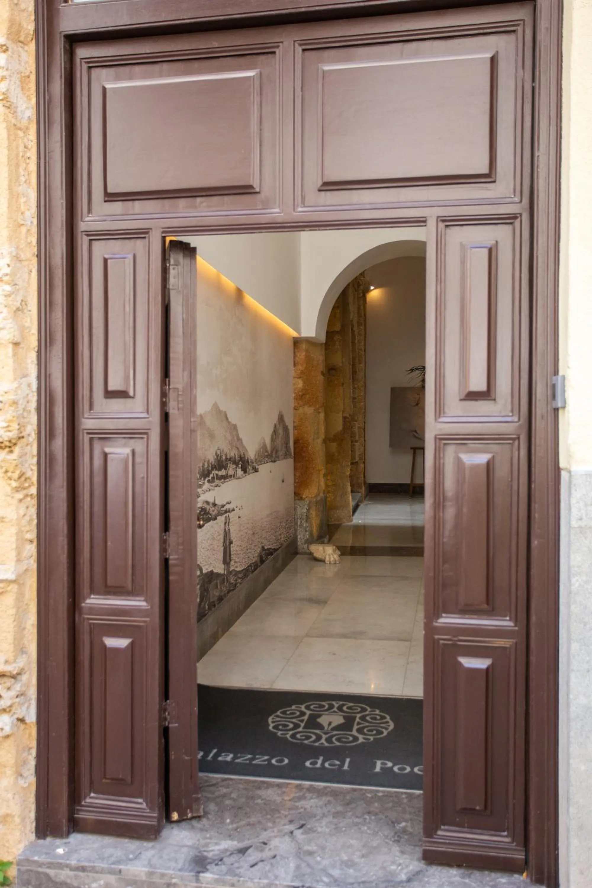 Facade/entrance, Bed in Palazzo del Poeta - Dimora Contemporanea
