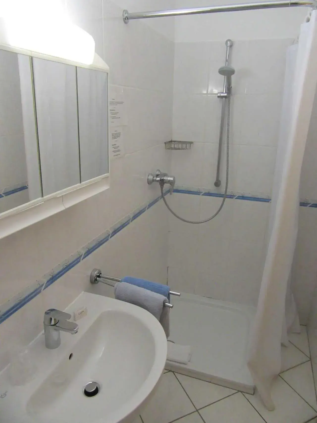 Twin Room with Private Bathroom - single occupancy in Haus Aja Textor-Goethe Twin Room with Private Bathroom - single occupancy in Haus Aja Textor-Goethe