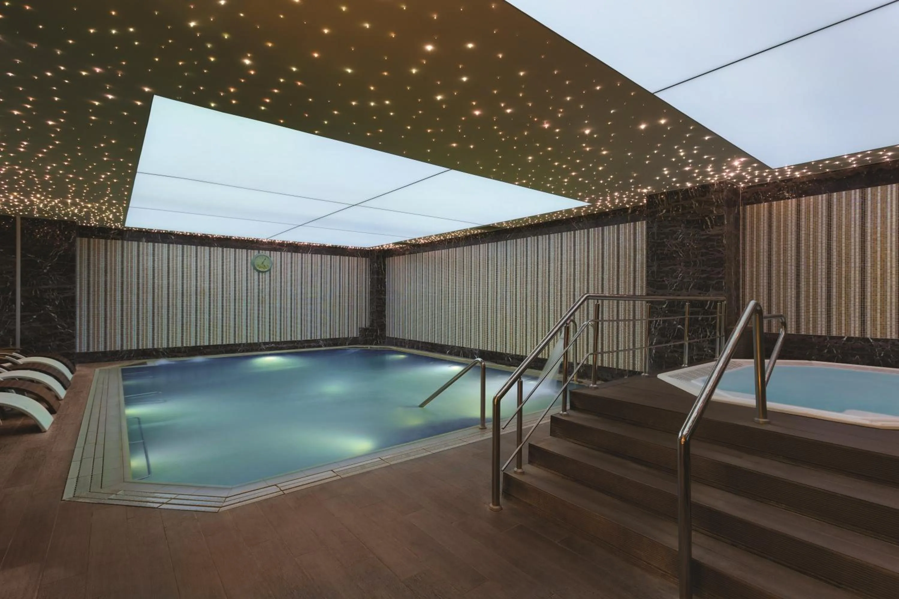 Swimming pool in Wyndham Grand Izmir Ozdilek Thermal & Spa