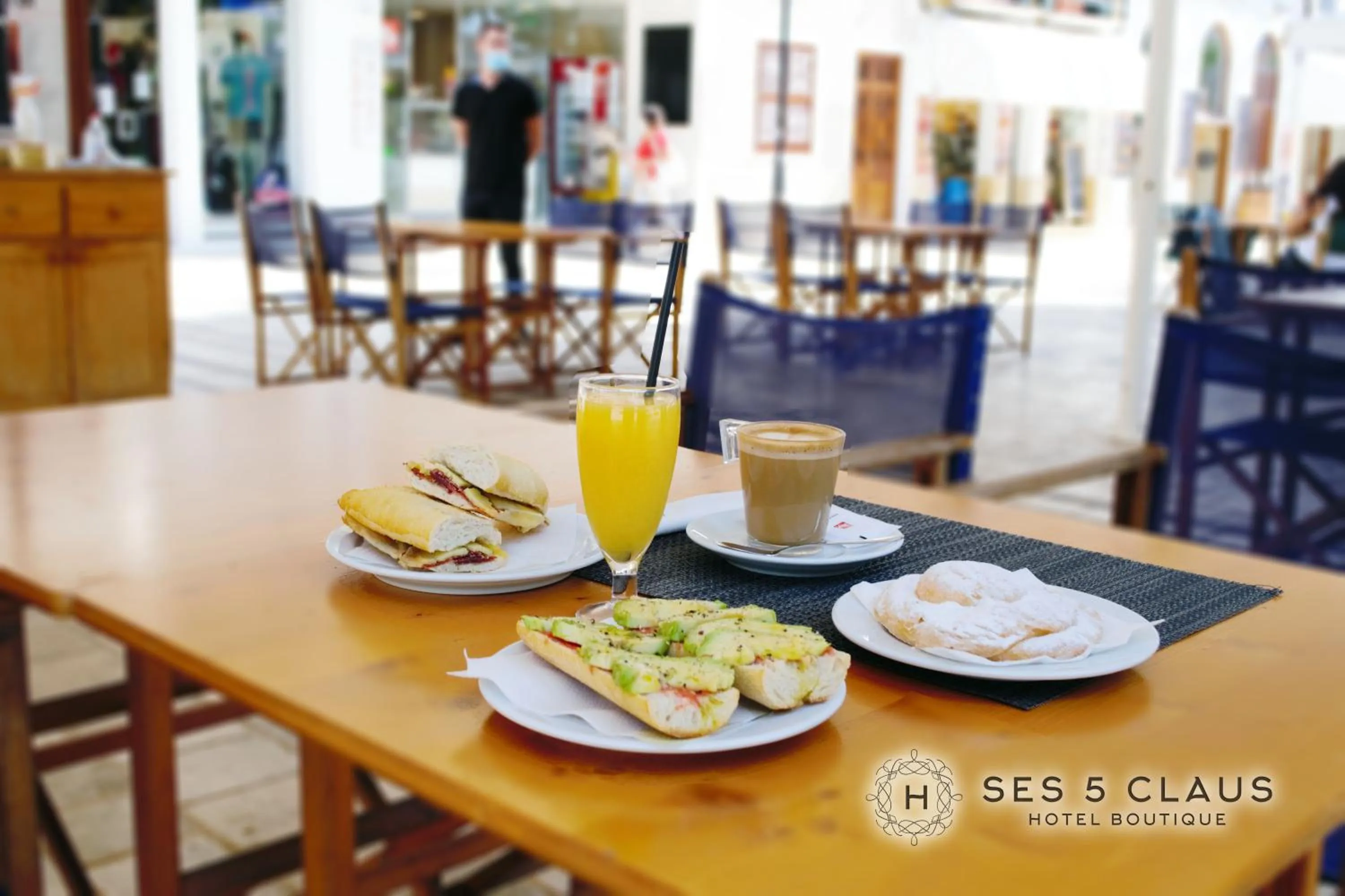 Food and drinks in Hotel Boutique Ses 5 Claus