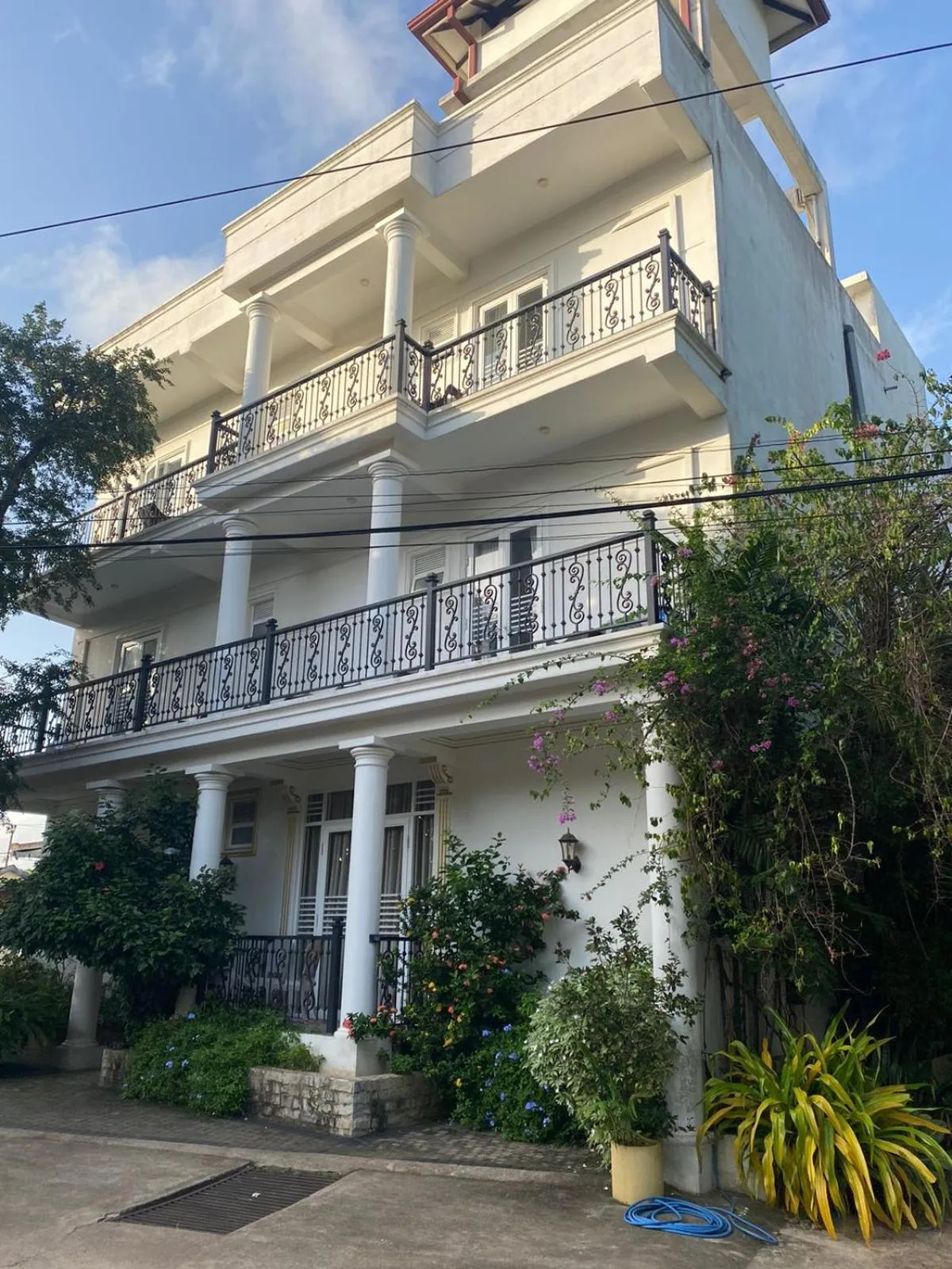 Property building in Negombo New Queen's Palace