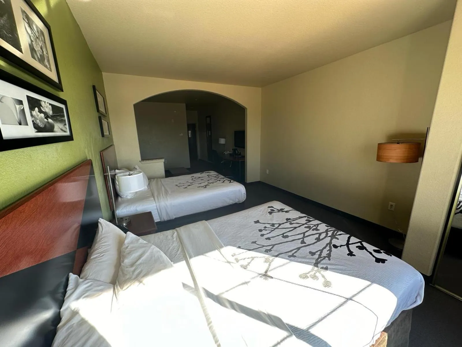 Bedroom, Bed in Sleep Inn & Suites at Six Flags